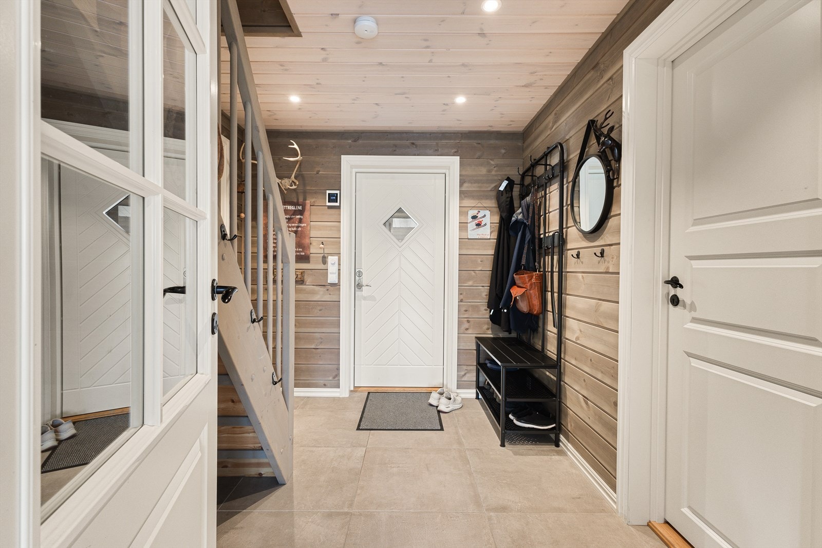 Entre med fine fliser, spotter i tak og plass til garderobeløsning Galleribilde