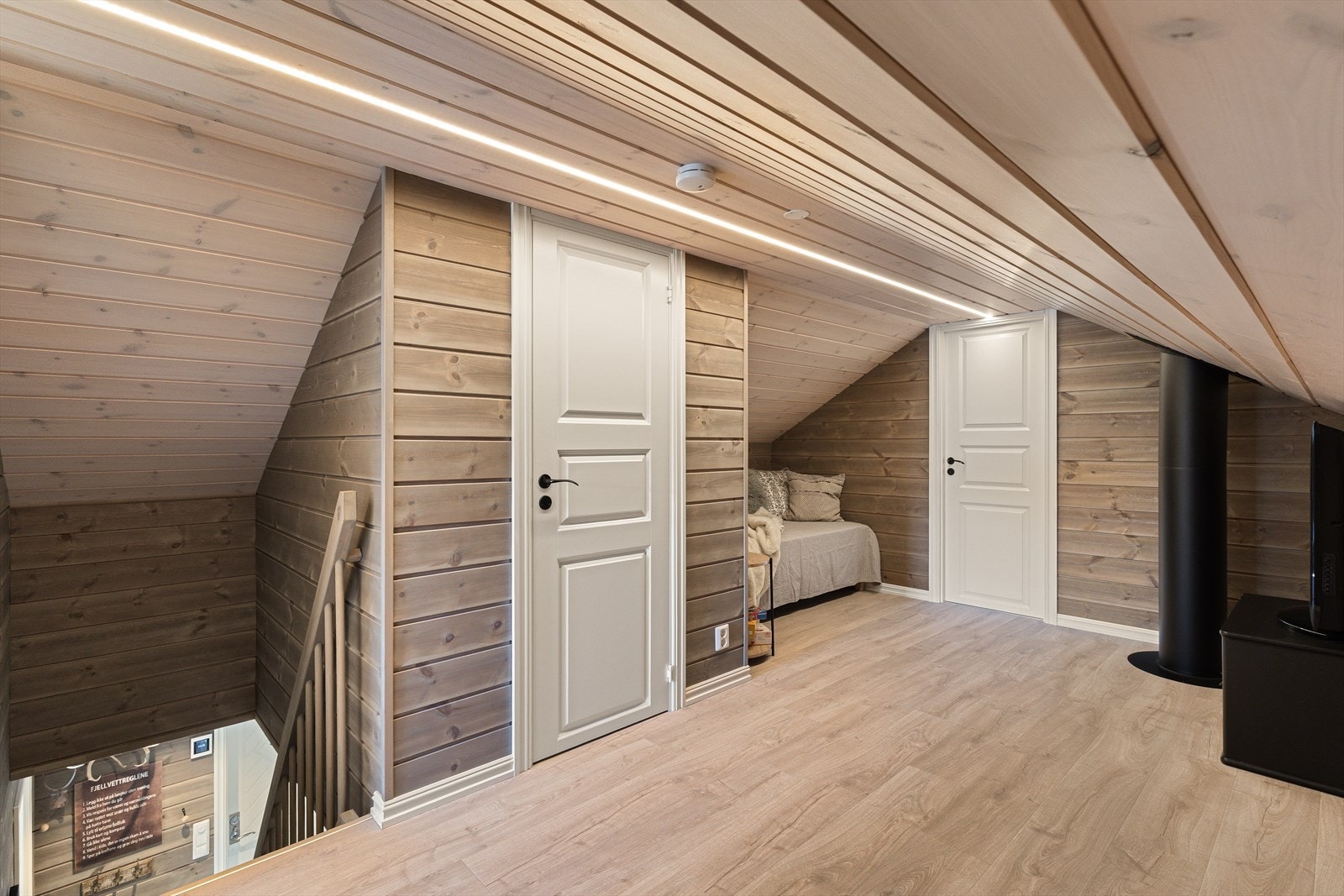 Hemsen er innredet med 2 hemsrom, (takhøyde maks 189cm.) toalett rom og tv/spillkrok. Galleribilde