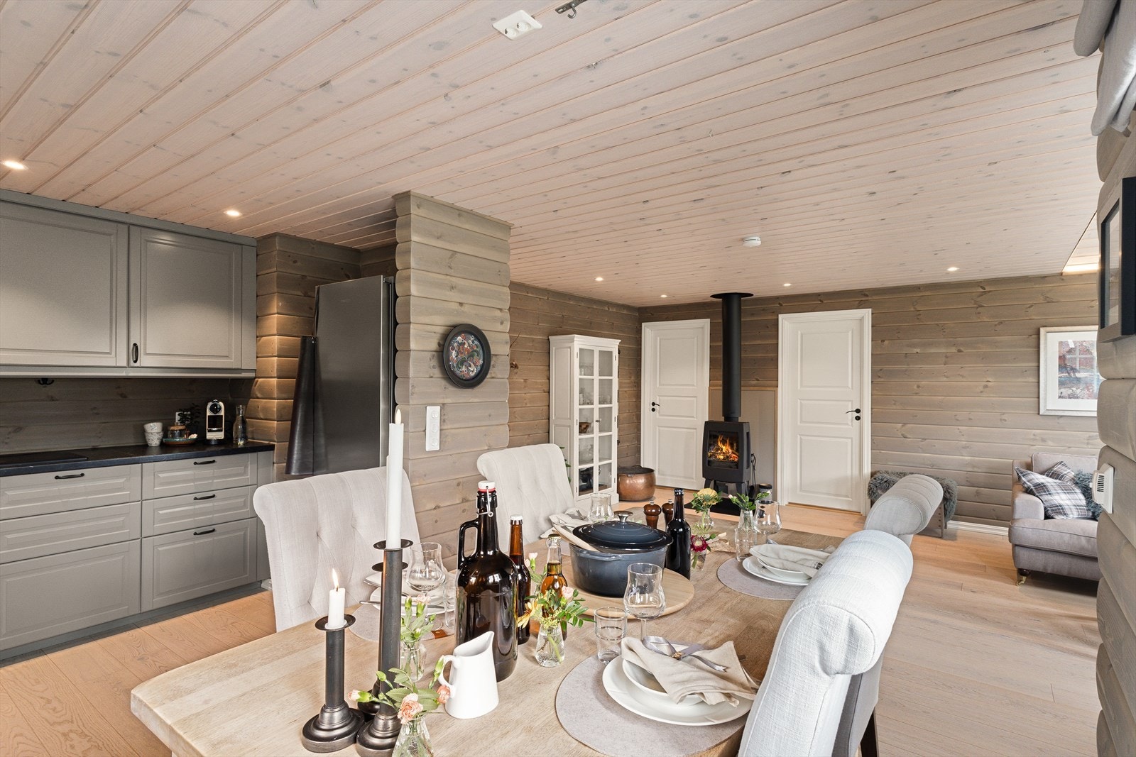 Flott stue modern peis. Galleribilde