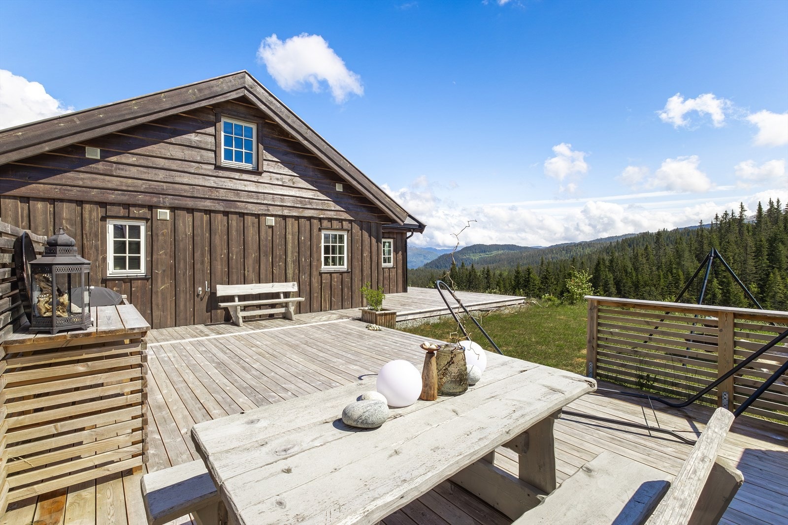 Stor deilig terrasse som går rundt på flere sider av hytten. Galleribilde