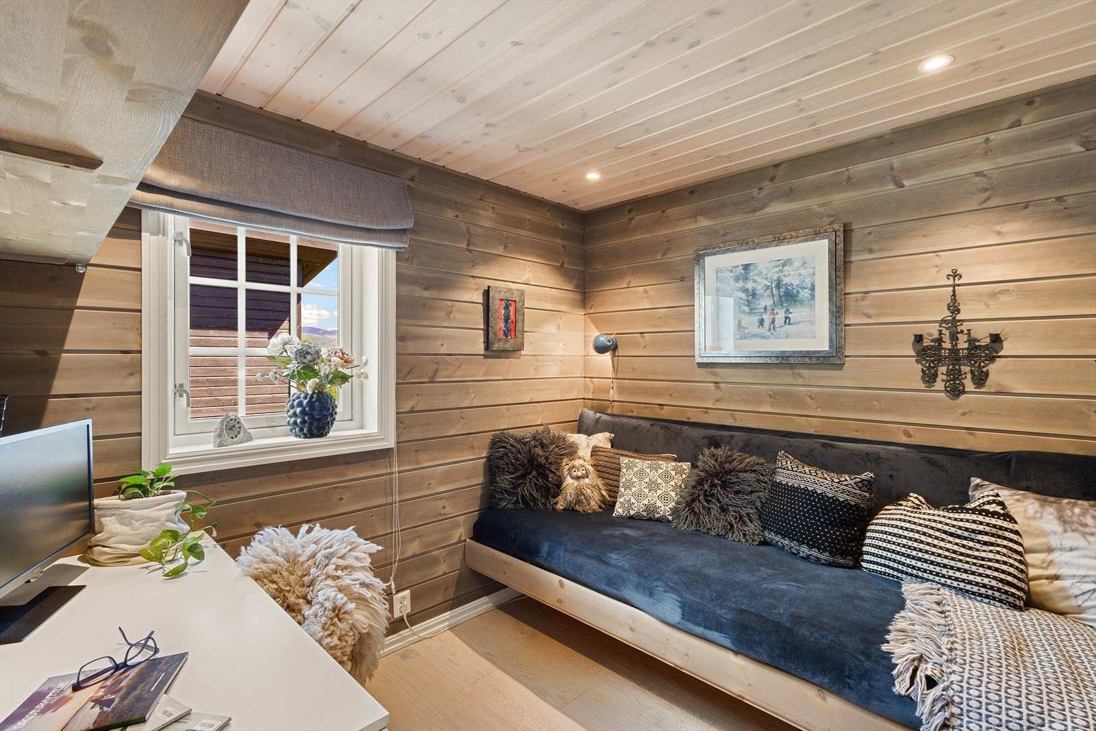 Soverom 2 med plassbygget seng. Ideell for hjemmekontor. Galleribilde