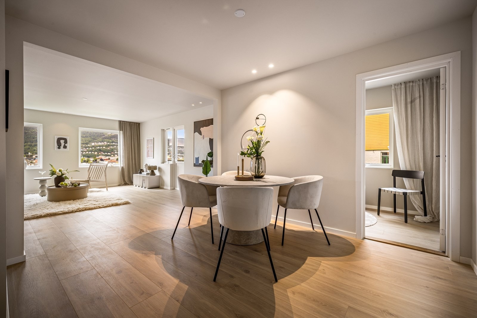 Det er lagt enstavs laminat i stue, kjøkken, gang og soverom, som gir boligen et helhetlig og eksklusivt preg. Galleribilde