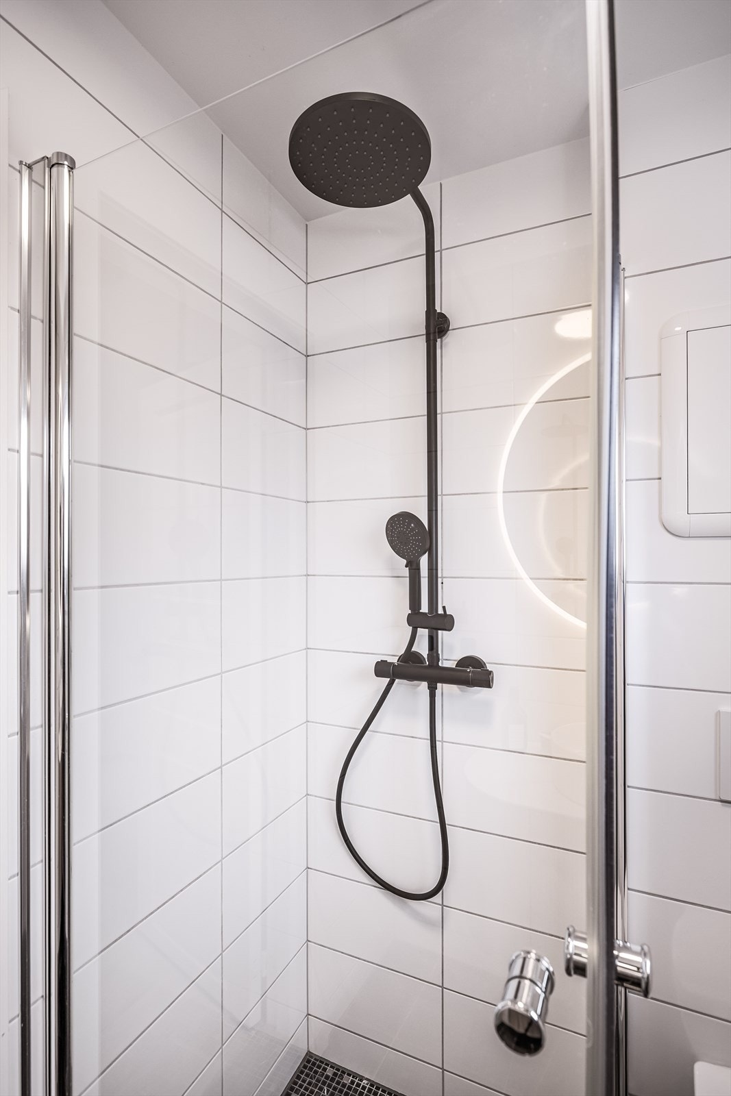 Dusjhjørne med regndusj. Galleribilde