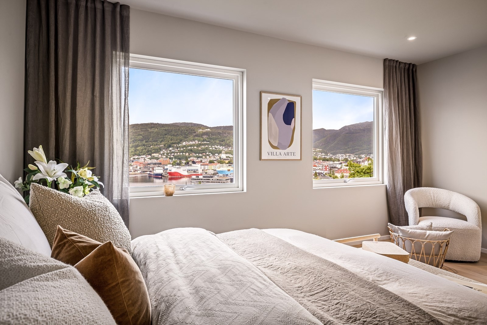 Soverommet fremstår innbydende med god plass til dobbeltseng, garderobeskap og nattbord for enkel oppbevaring. Galleribilde