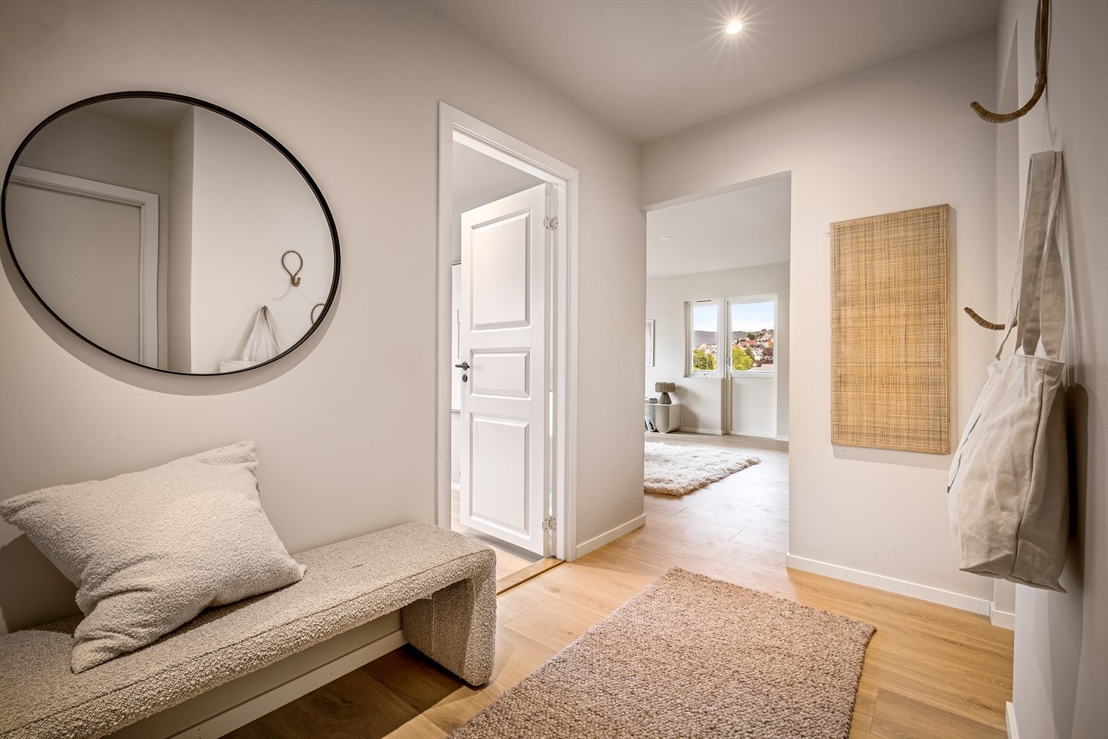 En lys entré som gir et godt førsteinntrykk, med plass til både yttertøy og praktisk oppbevaring. Galleribilde