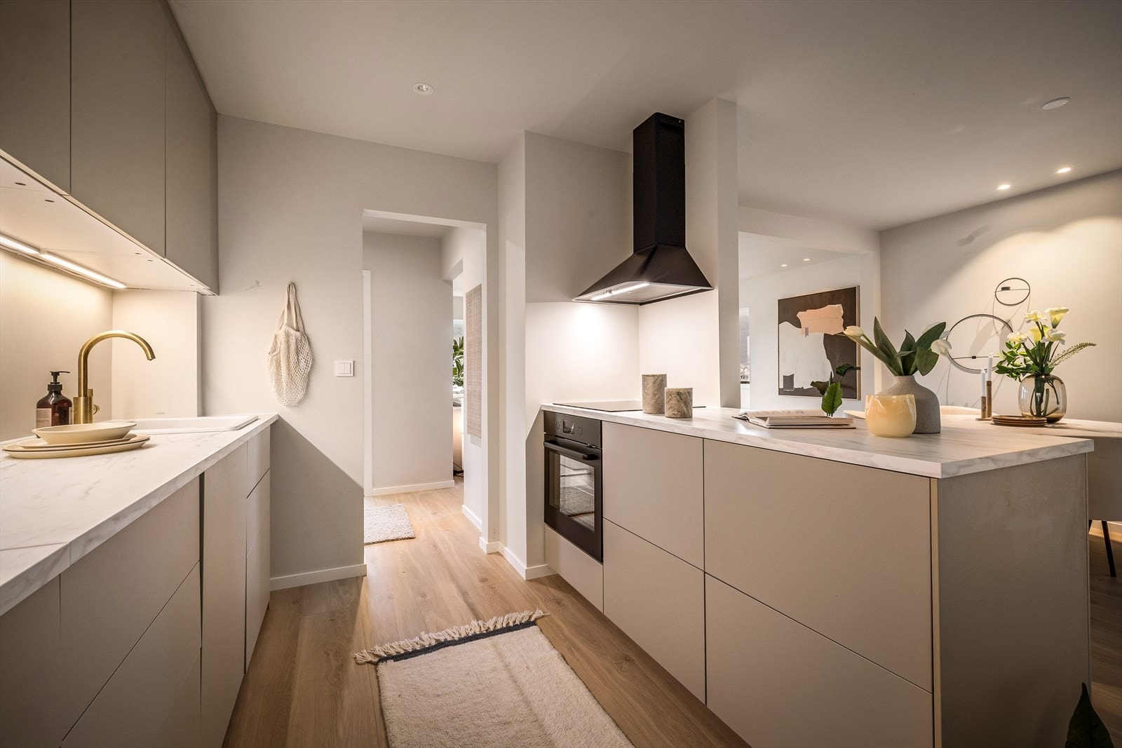 Kjøkkenet har i 2025 fått nye fronter, hvitevarer og vask. Galleribilde