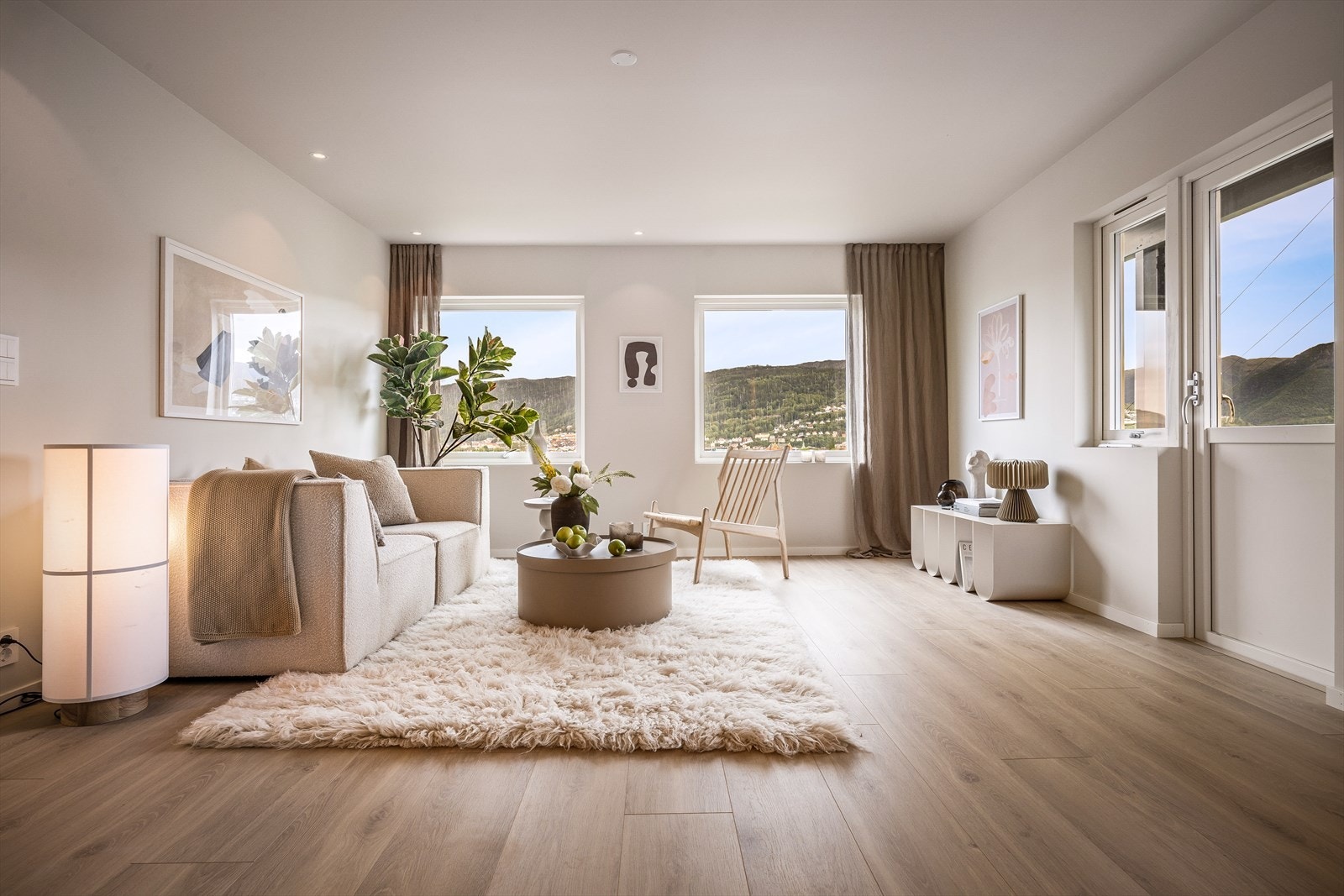 Stuen fremstår lys og innbydende, med store vindusflater som gir en fantastisk følelse av luft og rom. Galleribilde