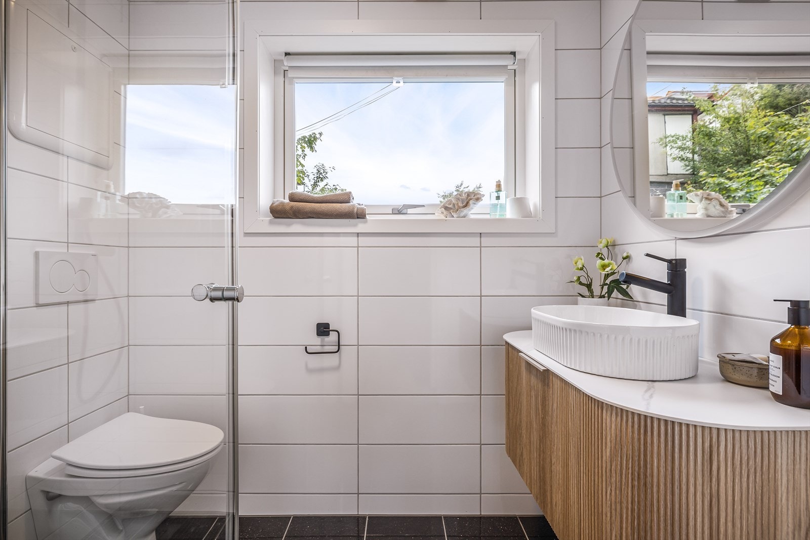 Pent og moderne helfliset bad med moderne kvaliteter. Galleribilde