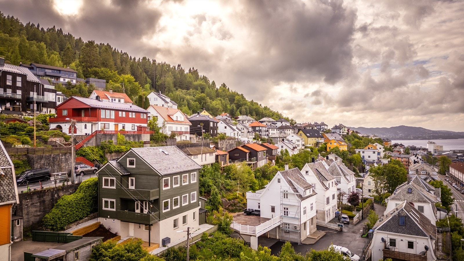 Dette er et område som appellerer til både de som ønsker bylivets bekvemmeligheter, og de som setter pris på tilgang til flotte turområder og grøntområder. Galleribilde