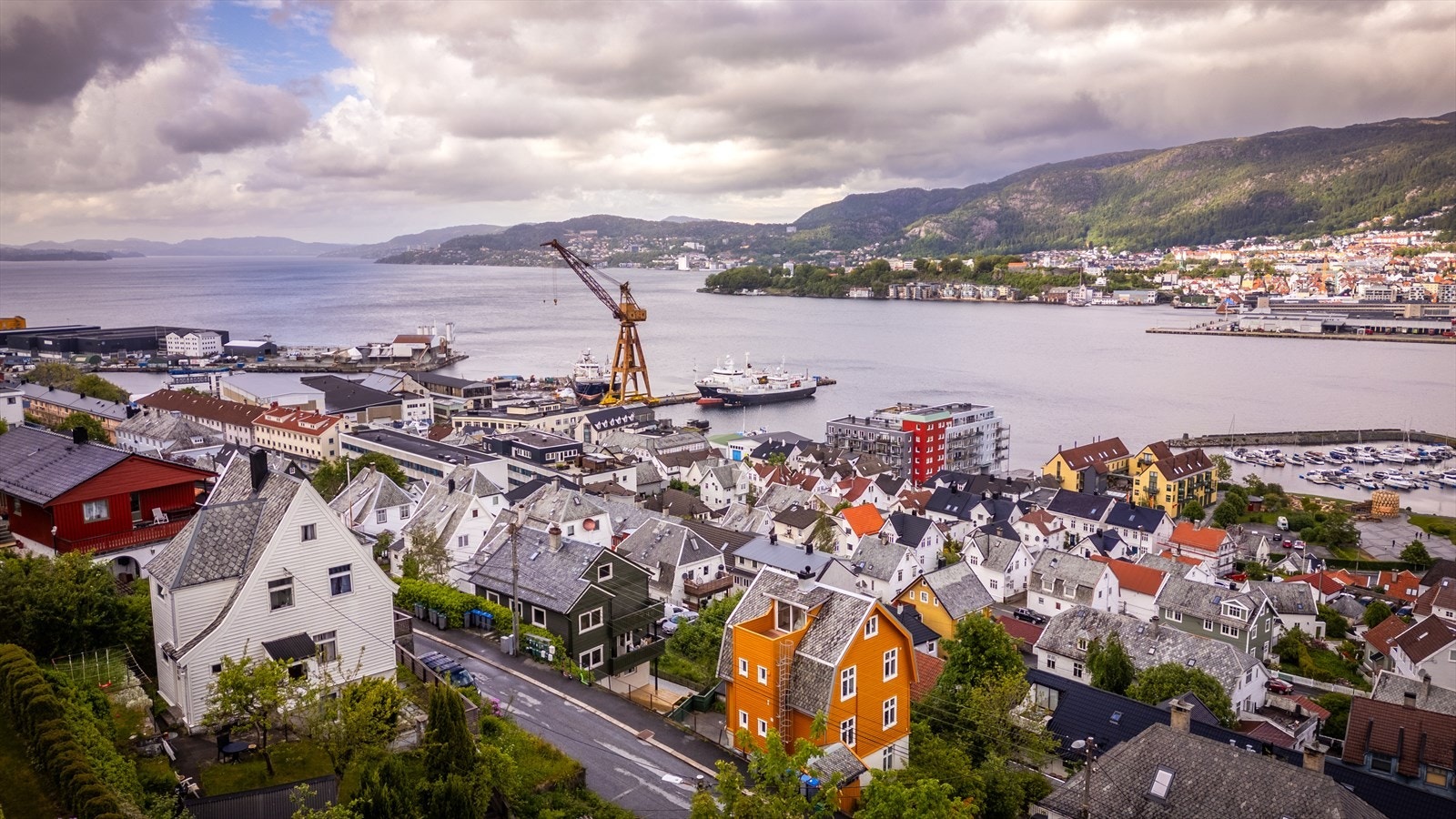 Leiligheten har en sentral beliggenhet på Damsgård med nydelig utsikt mot fjorden og Byfjellene Galleribilde