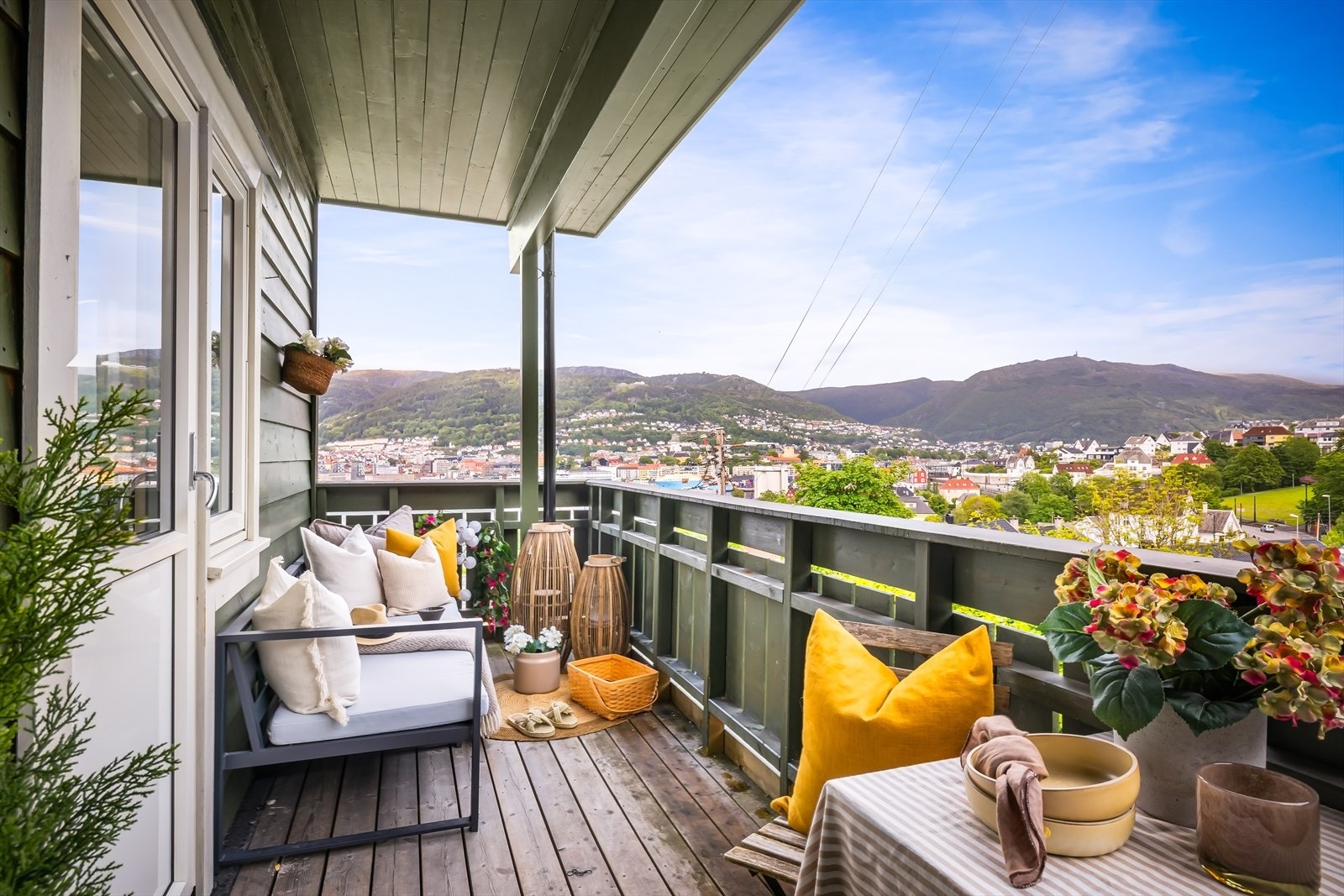 Fra stuen er det utgang til en herlig og solrik terrasse på 8 kvm. Galleribilde