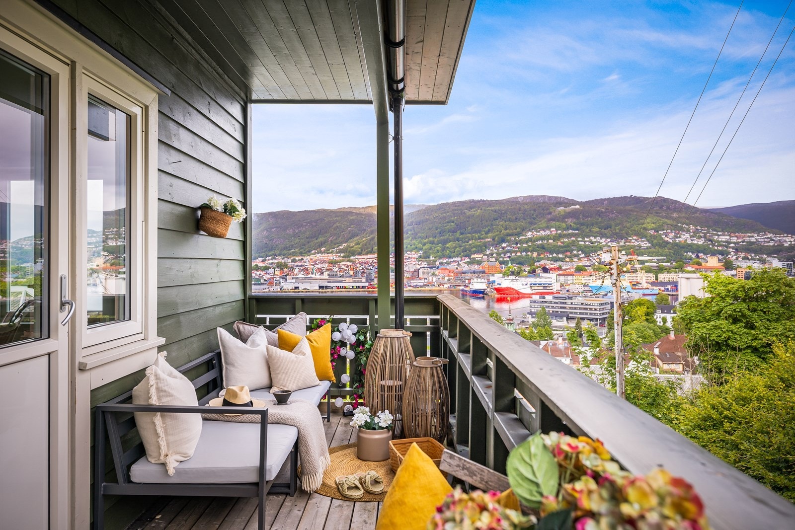Balkongen er overbygd, har utebelysning og terrassebord på gulv. Her har man god plass til å innrede med ønsket møblement. Galleribilde