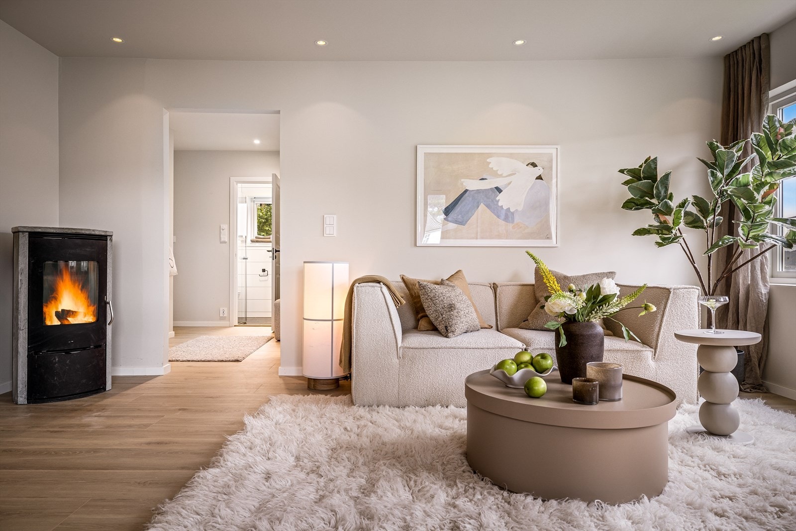 Vedpeisen sørger for god varme og en lun stemning. Galleribilde