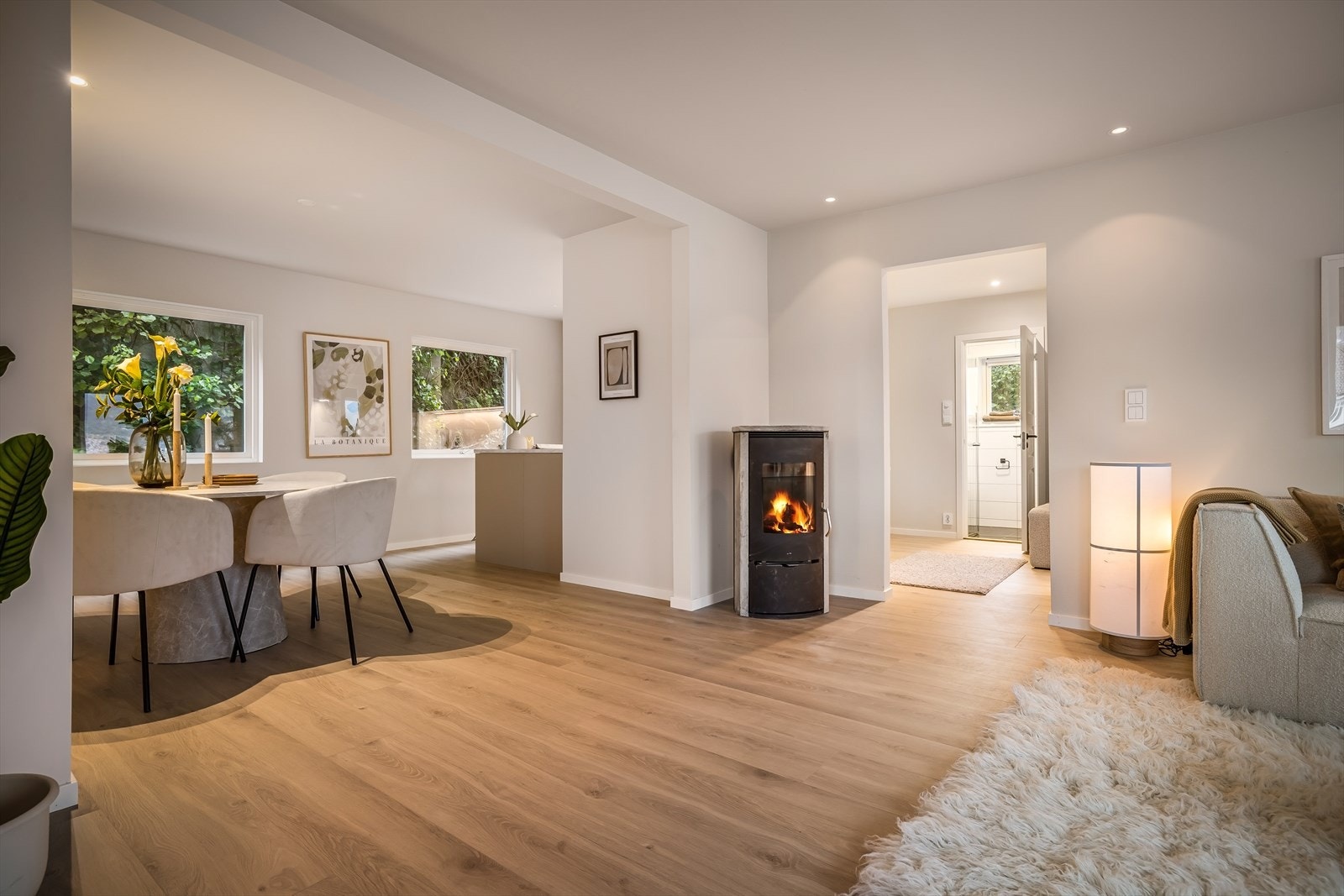 Stue og kjøkken har en åpen og sosial løsning med god plass til både spisegruppe og øvrig møblement. Galleribilde