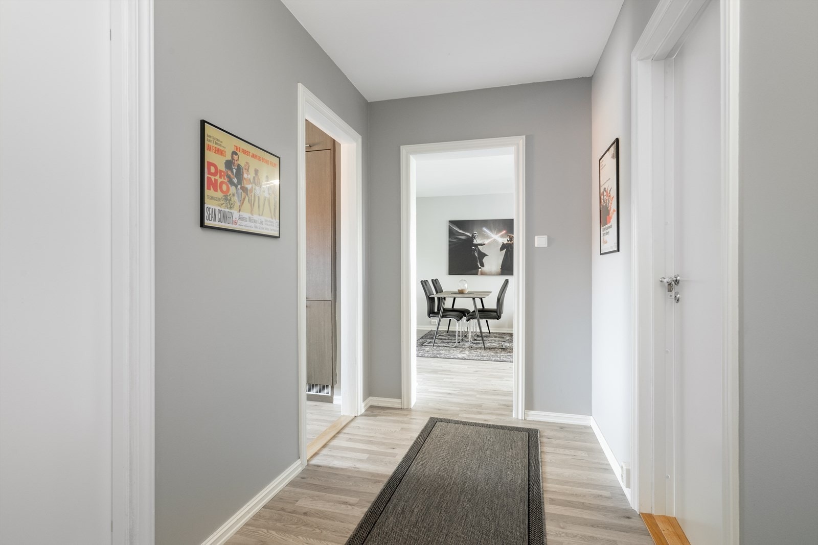 Fra entré-en kommer du dirkete inn til to av leilighetens tre soverom, baderom, toalettrom, kjøkken samt stue. Galleribilde