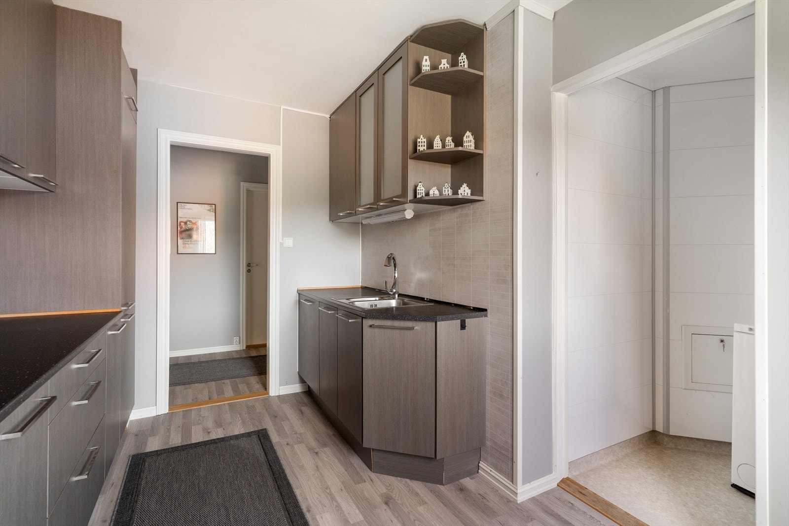 Innredningen har god skapplass og fuktbestandige plater på vegger mellom over og underskap. Laminert benkeplate med gode arbeidsflater med nedfelt oppvaskkum. Galleribilde