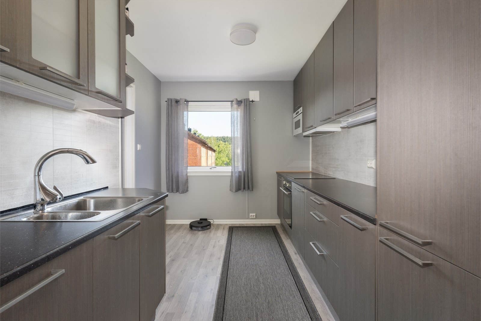 Integrerte hvitevarer på kjøkkenet er oppvaskmaskin, kjøleskap/frys, mikrobølgeovn, stekeovn samt nedfelt koketopp. Over kokesonen er det montert kjøkkenventilator med avtrekk ut. Galleribilde