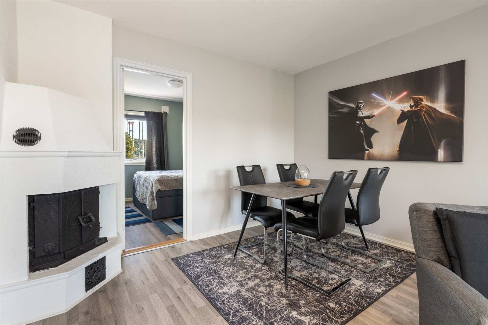 I et av stuens hjørner er det montert peis som avgir god varme i hele leiligheten. Galleribilde