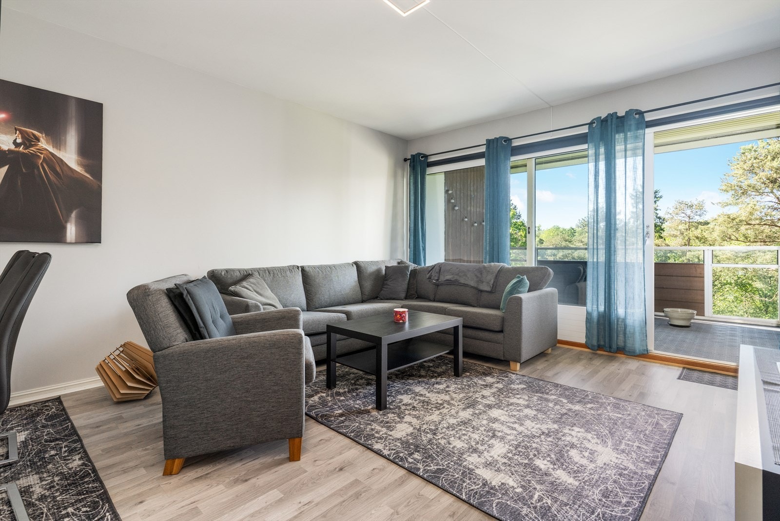 Leiligheten har en stor og romslig stue med store vindusflater, som slipper rikelig med naturlig lys inn i rommet. Galleribilde