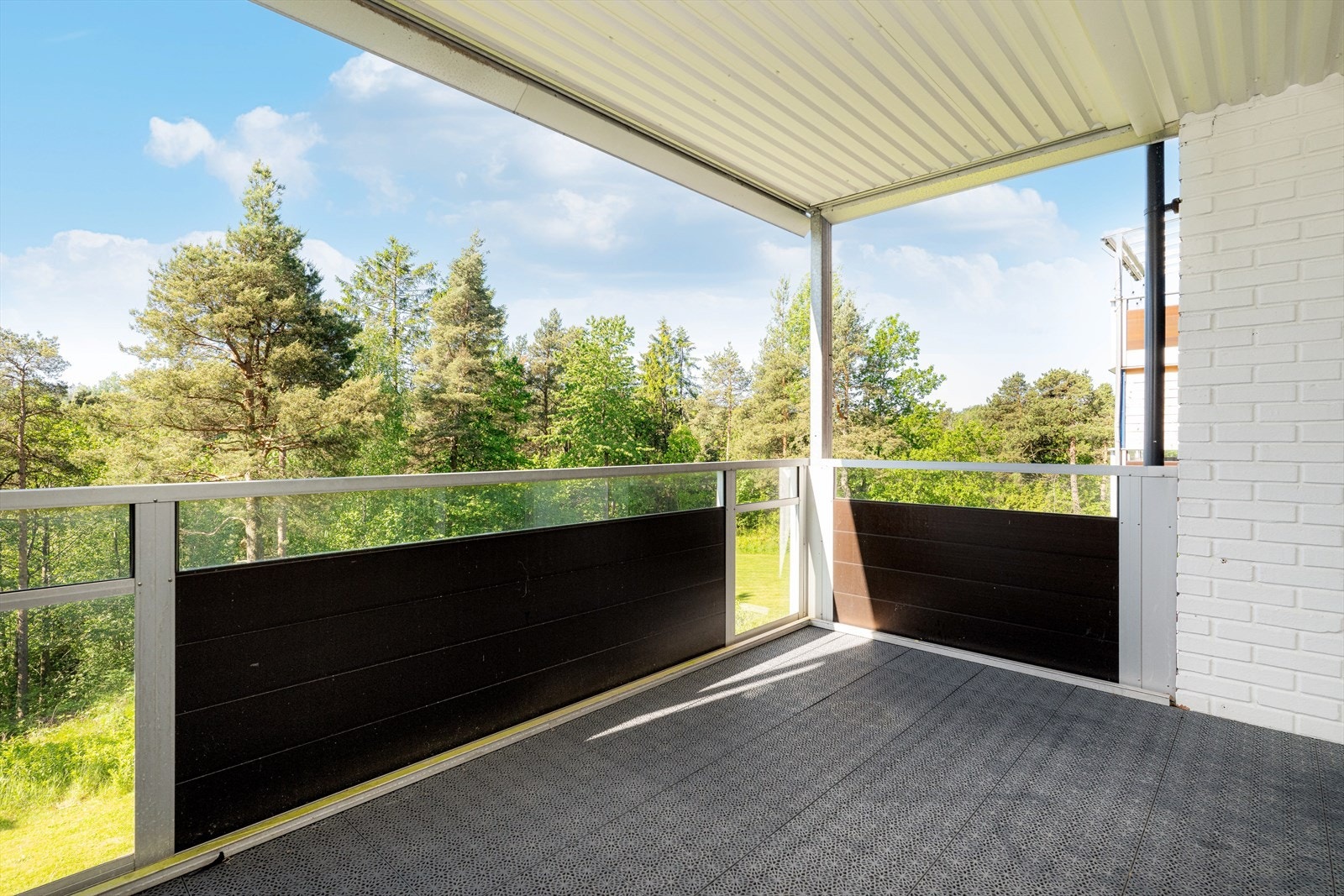 Fra stuen kommer du ut til en overbygget balkong på ca 10 kvm. Galleribilde