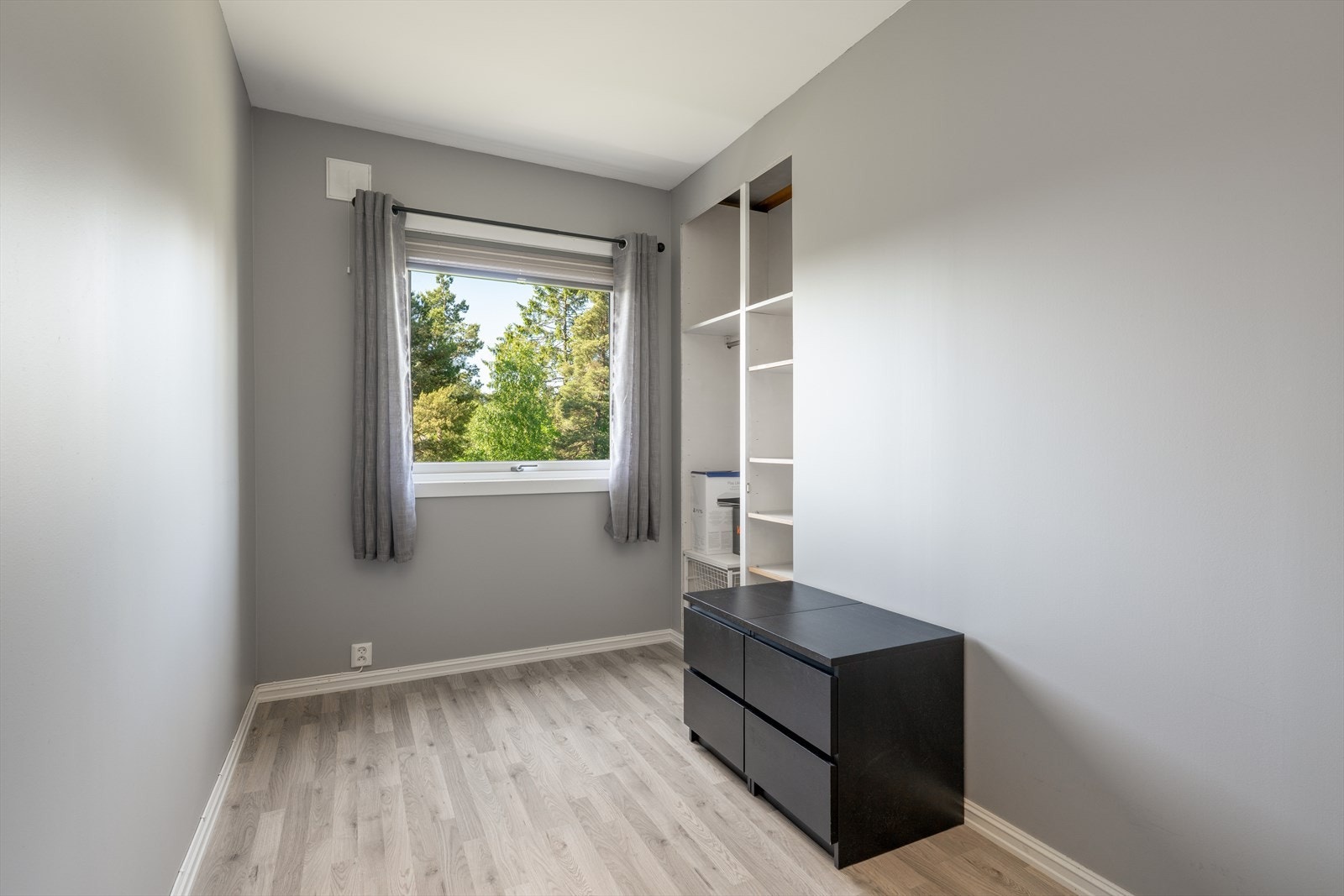 Leiligheten har tre gode soverom hvor to har adkomst fra entré-en samt et har fra stuen. Galleribilde