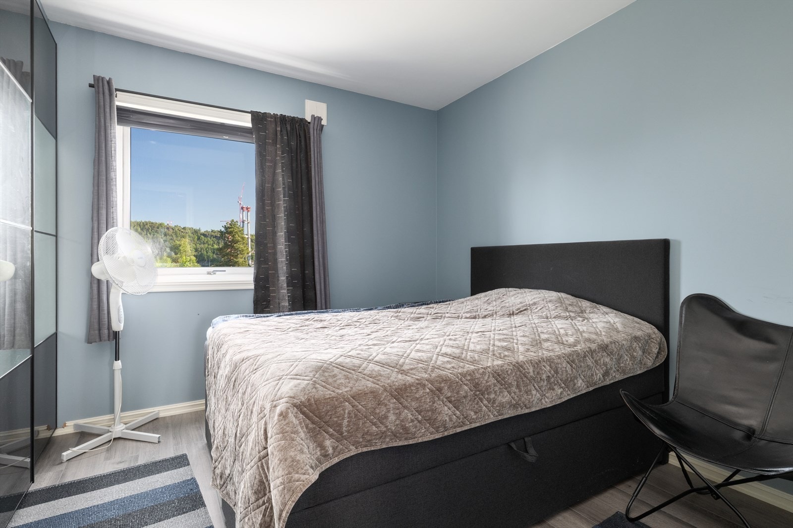 Soverommene er malt behagelige farger og har god vindusflate som slipper inn rikelig med naturlig lys. Soverommene er av god størrelse og har god plass til seng samt oppbevaringsmøblement. Galleribilde