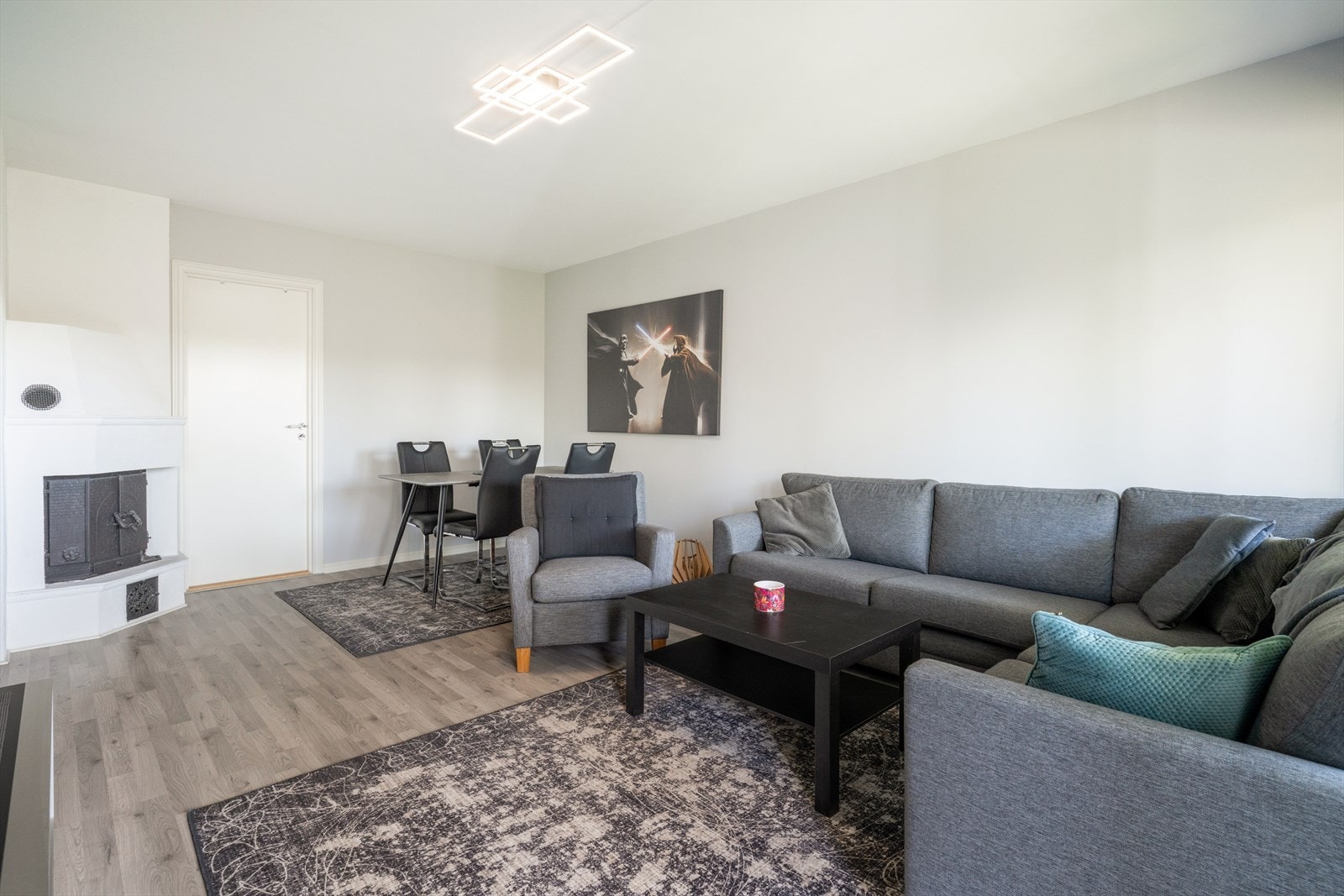 Stuen har god plass til sofagruppe og spisebord med mulighet for flere møblerings alternativer samt oppbevaringsmøblement. Galleribilde