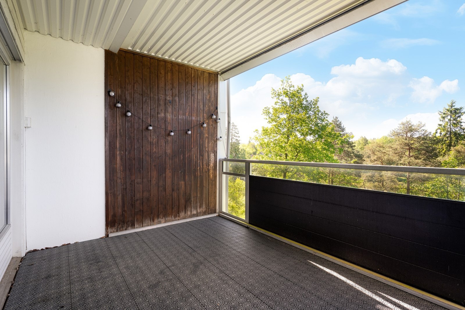 Her er det god plass til utemøbler hvor du kan nyte sommerdagene med flott utsikt utover borettslagets felles areal. Balkongen er oppført i betong og stålkonstruksjoner. Galleribilde