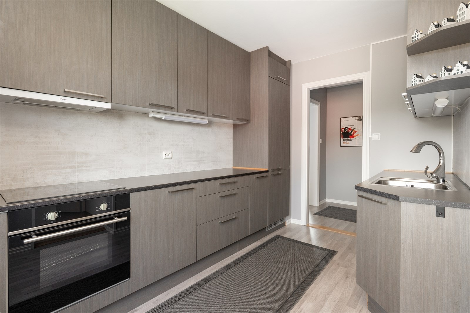 Flott kjøkken innredning med mørke slette fronter med struktur samt noe glass på overskapene. Galleribilde