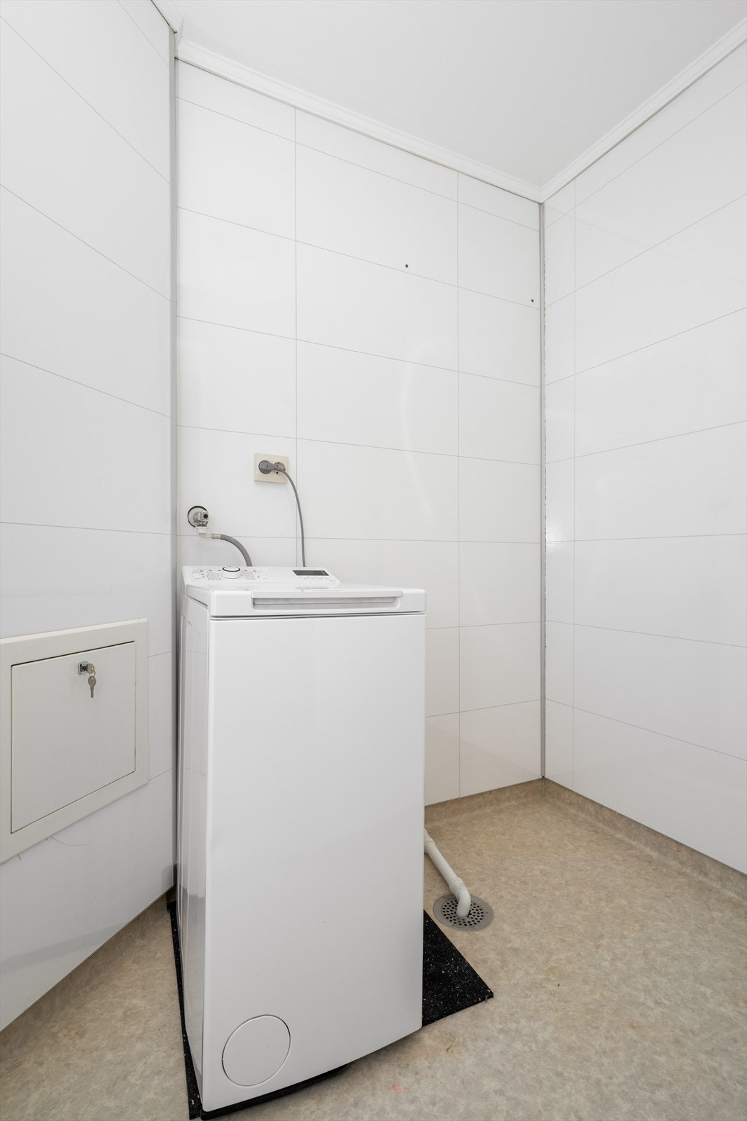 Med direkte adkomst fra kjøkkenet kommer du inn til leilighets vaskerom. Overflater på vaskerommet består av baderomsplater på vegger, vinylbelegg på gulv samt malte slette flater i himling. Rommet er utstyrt med opplegg for vaskemaskin og har nat Galleribilde