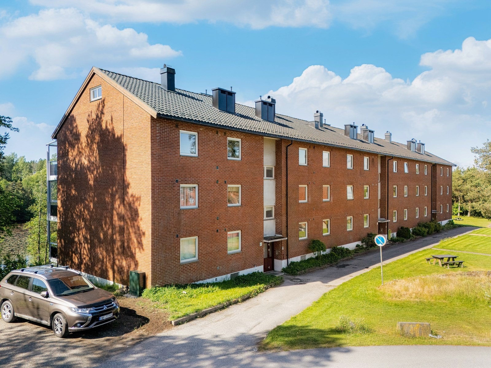 Det er gangavstand til skole, barnehage og bussforbindelse. Bamble Idrettsforening har sin base på Rugtvedt, og tilbyr ulike fritidsaktiviteter som fotball, ski, turn. Galleribilde