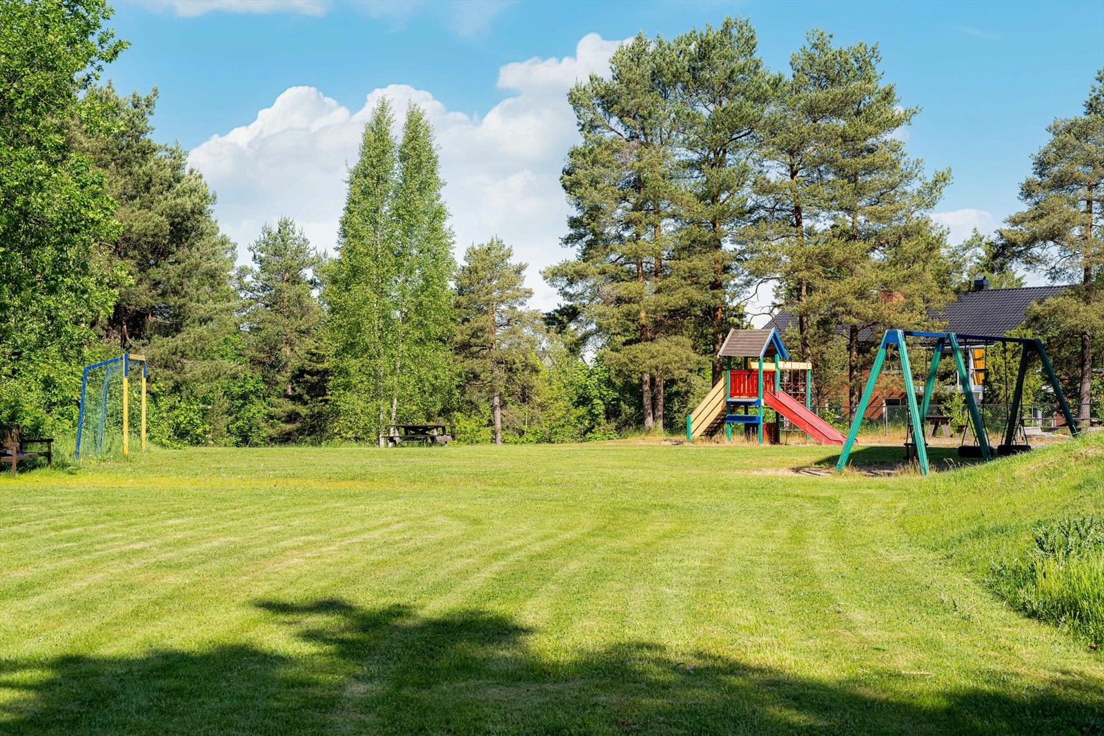 Tomten er pent opparbeidet med store gressplener og flotte lekearealer. Det er satt ut sittebenker for felles hygge. En del av tomten er sjarmerende naturtomt. Galleribilde