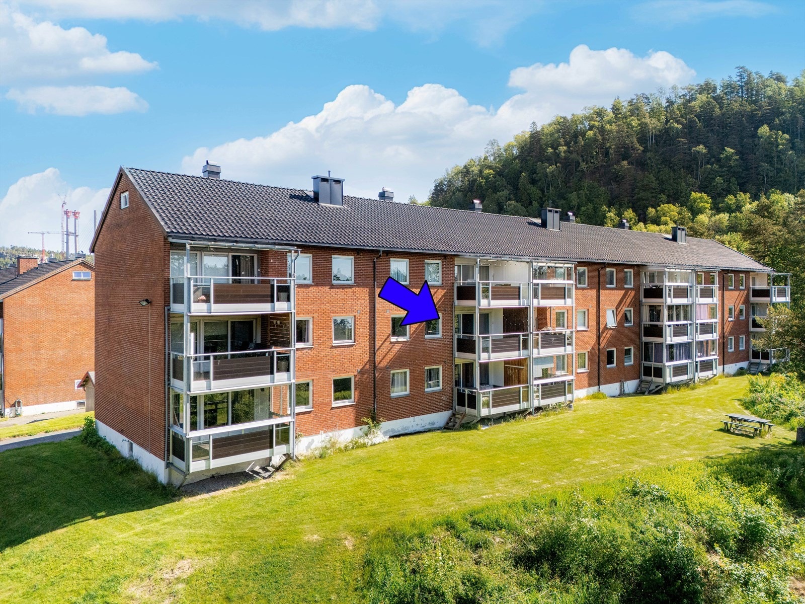 Denne flotte andelsleiligheten ligger fint til i et hyggelig og barnevennlig boligområde på Rugtvedt, med flott utsikt fra 2. etasje. Galleribilde