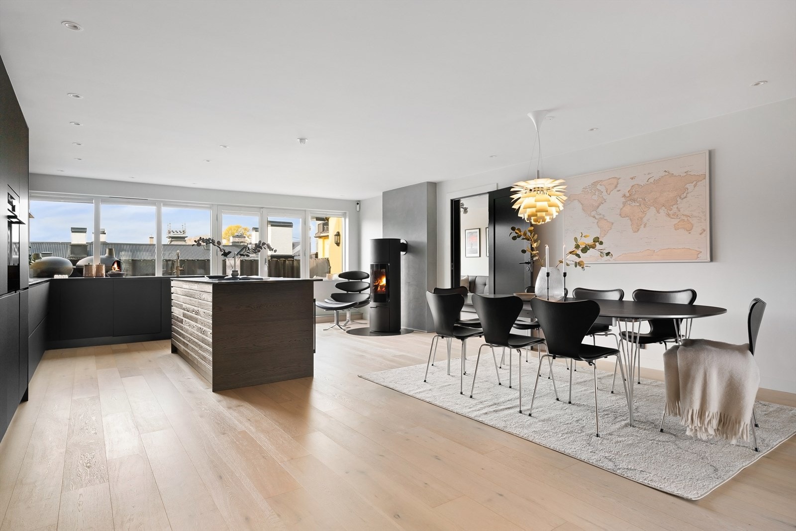 Leiligheten er gjennomgående og oppleves som lys. Man ligger høyt og fritt i 5. etasje med lite innsyn og mye himmel. Galleribilde