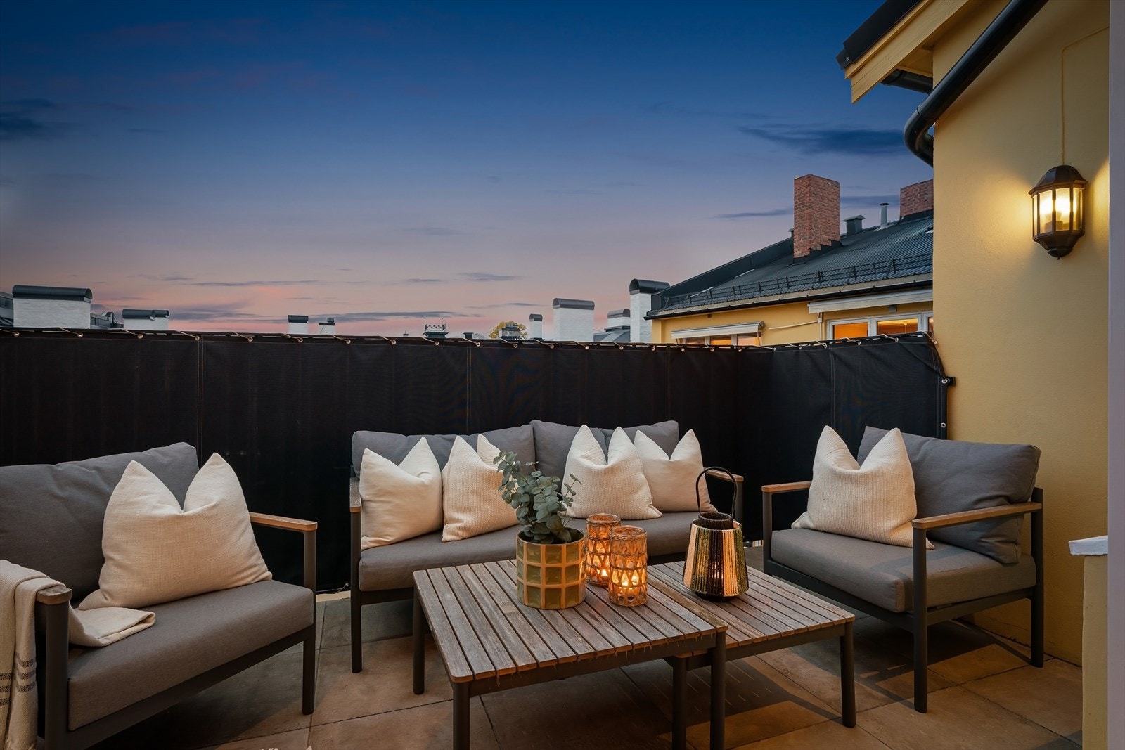 Nordvestvendt takterrasse med god plass til utemøbler og grill. Galleribilde