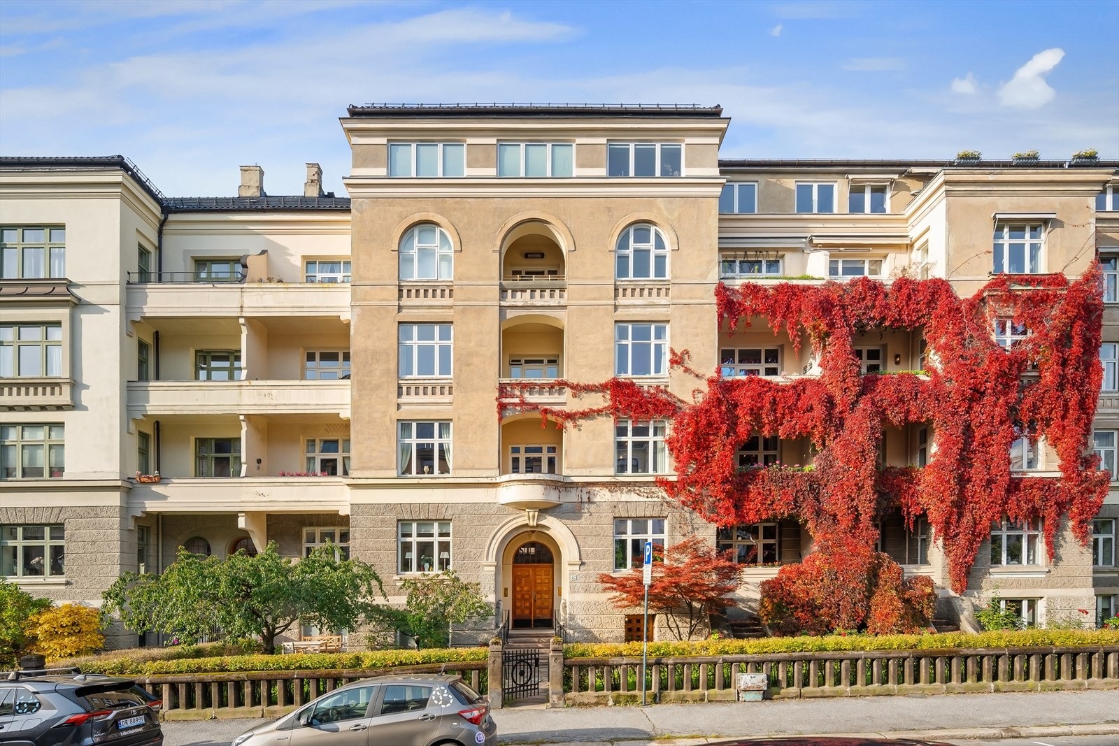 Praktfull bygård i jugendstil, i enveiskjørt og rolig gate. Galleribilde