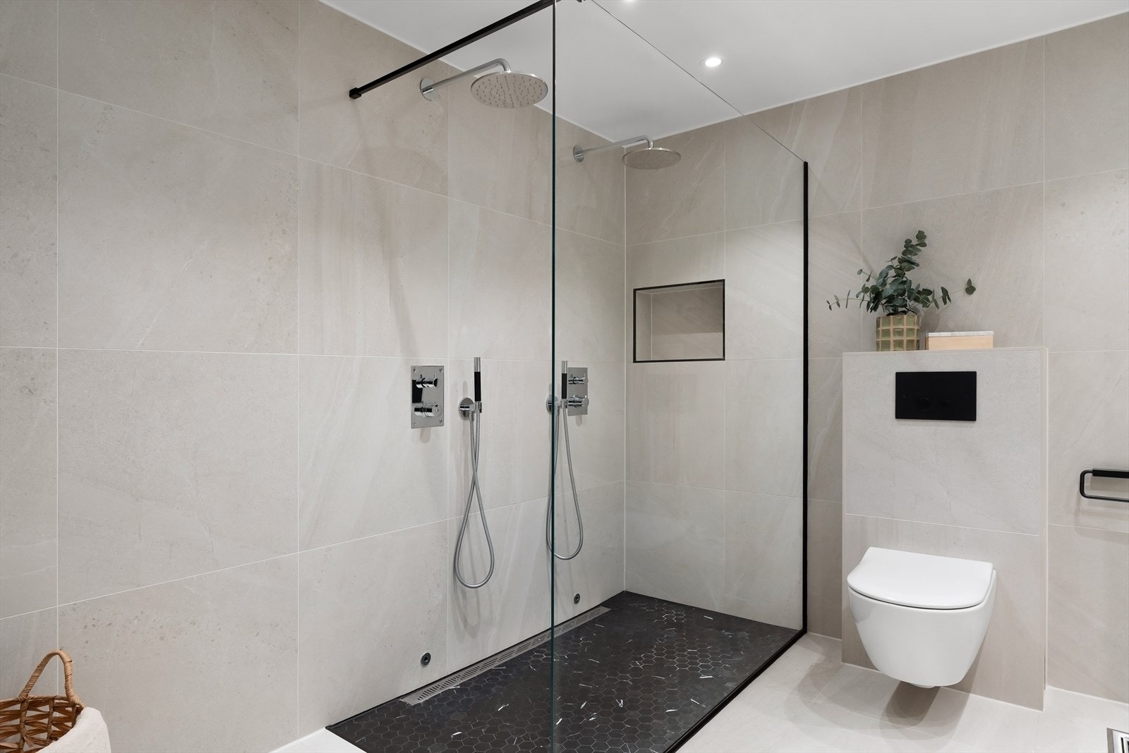 Nydelige 60x60 fliser på gulv og mosaikkfliser på gulv i dusjnisje. Flisene er Italgraniti Nordic Stone og Ulfven Marmor. Galleribilde