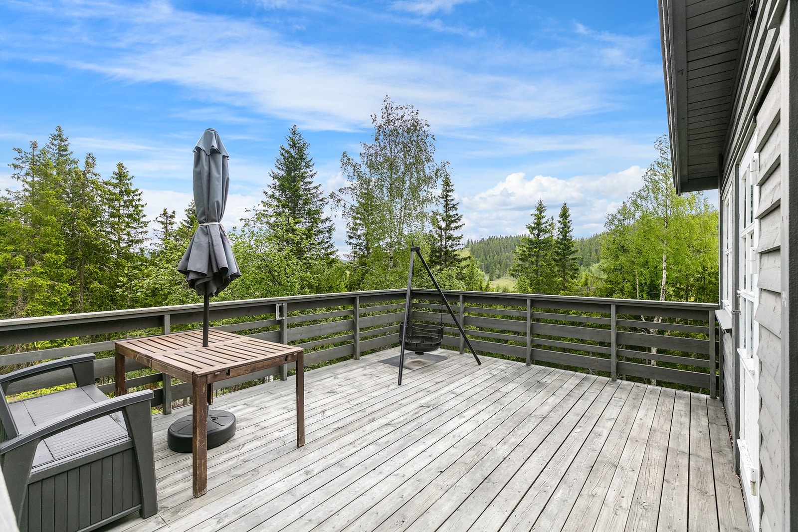 Sjarmerende hytte på Mylla/Svea med kort vei til skiløyper, badeplass og naturskjønneomgivelser. Galleribilde