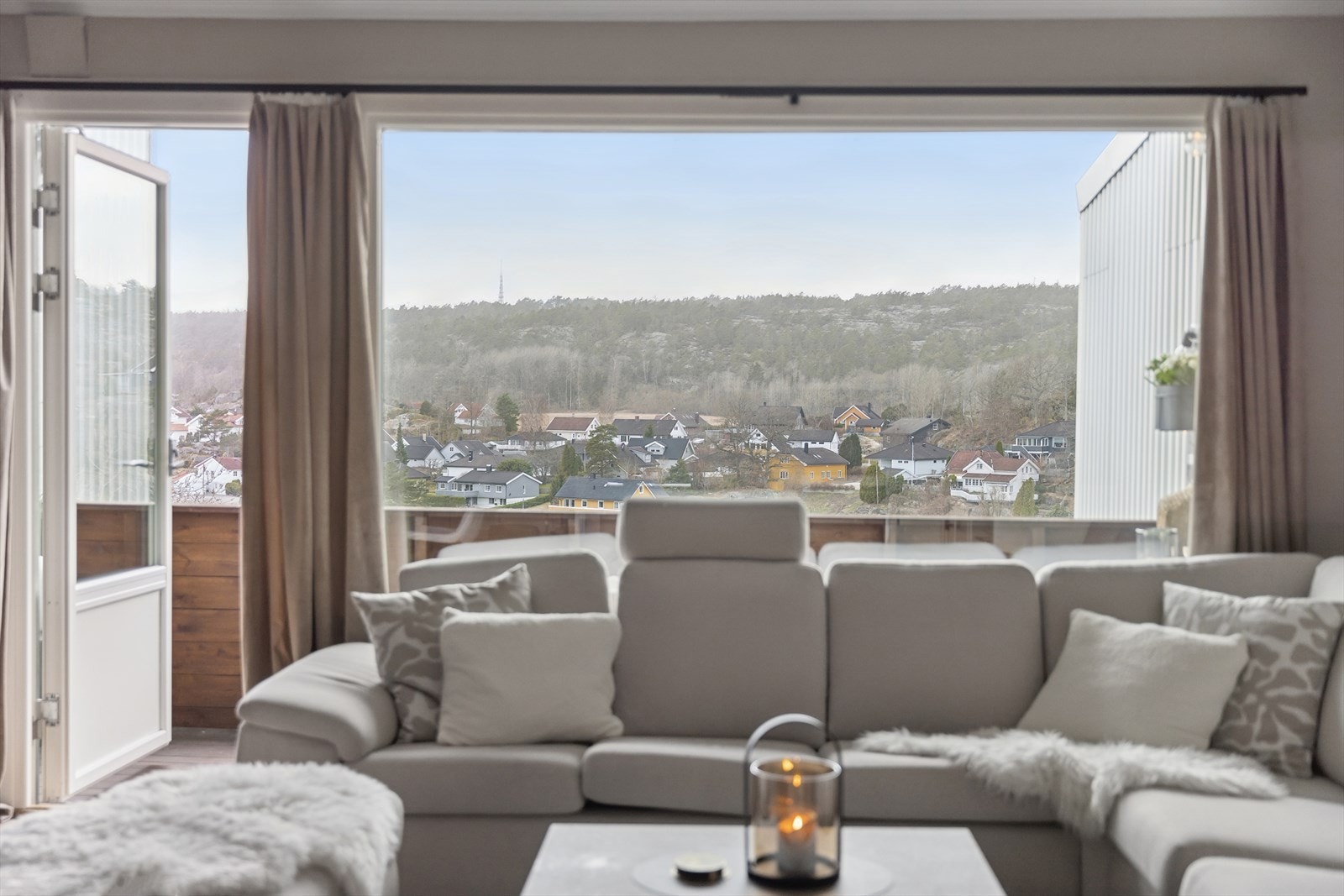 Stua har store vindusflater som slipper inn rikelig med naturlig lys, noe som skaper en lys og luftig atmosfære. Galleribilde