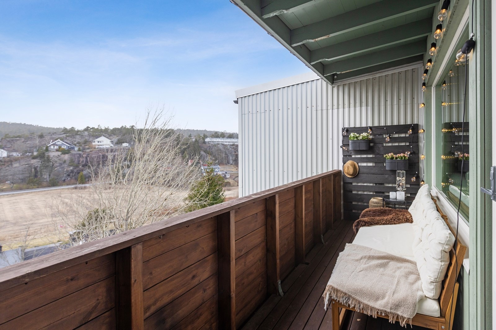 Vestvendt balkong på ca. 6 kvm med fantastisk utsikt og plass til sittegruppe. Perfekt for å nyte solnedgangen! Galleribilde