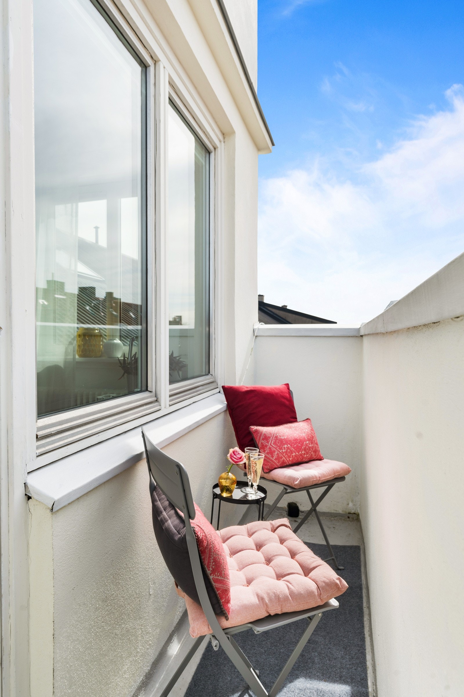 Her er det plass til et hyggelig kafé-sett og liten grill. Galleribilde