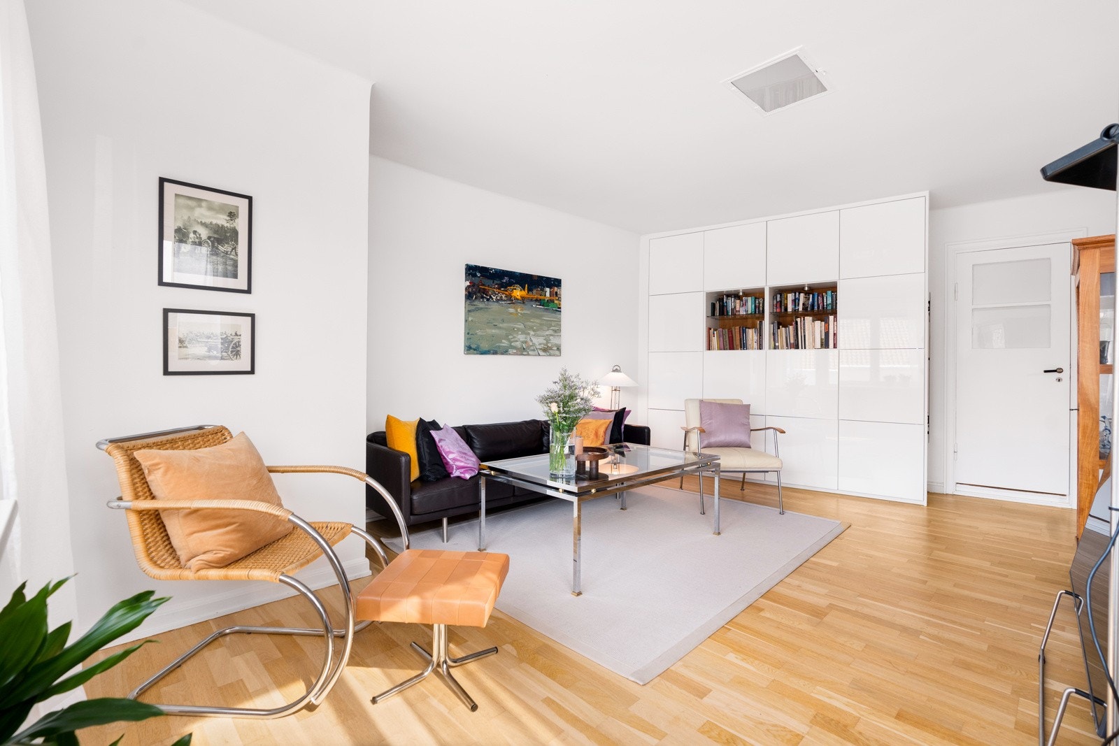 Lagring i plassbygget garderobeskap. Galleribilde