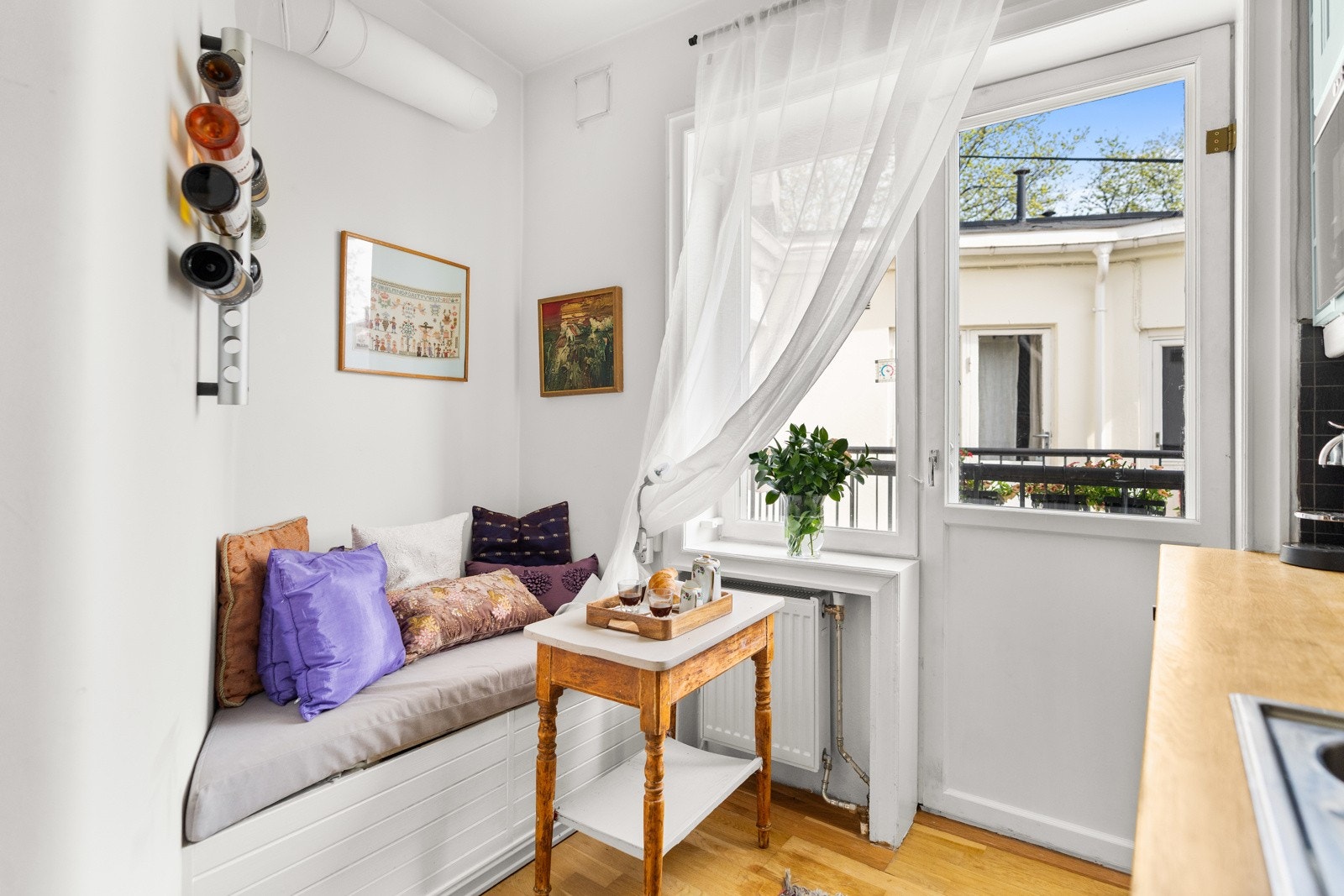 Hyggelig, plassbygget og naturlig plassert sitteplass med plass til lite spisebord. Døren ut til brannbalkong og vinduet på kjøkkenet er skiftet i 2025, med tolags termoglass. Galleribilde