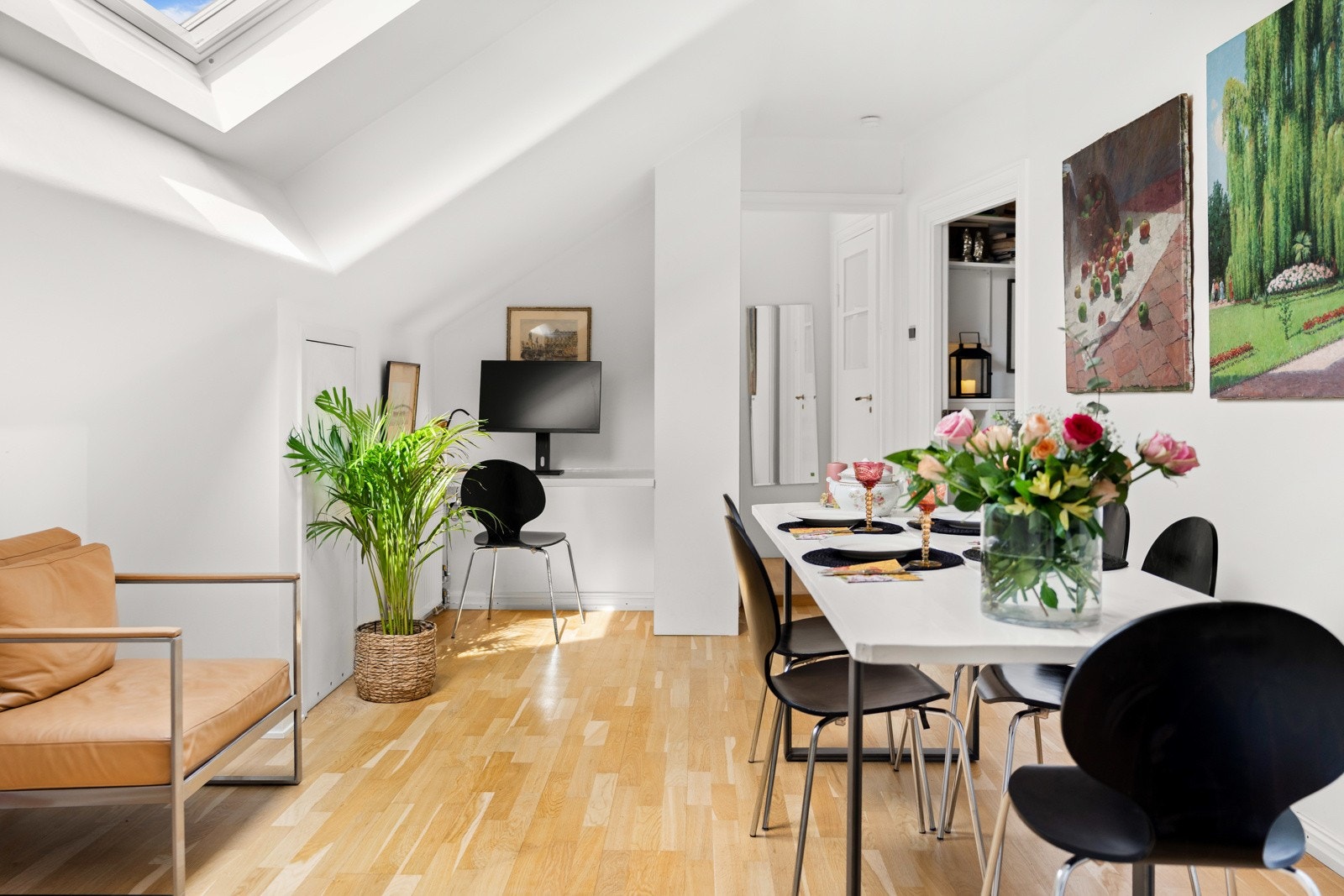 Hyggelig spisestue som byr på godt med lys gjennom velux-takvindu, med solskjerming. Vinduet er utstyrt med blendingsgardin og regnsensor, samt fjernkontroll for betjening av overlys. Galleribilde