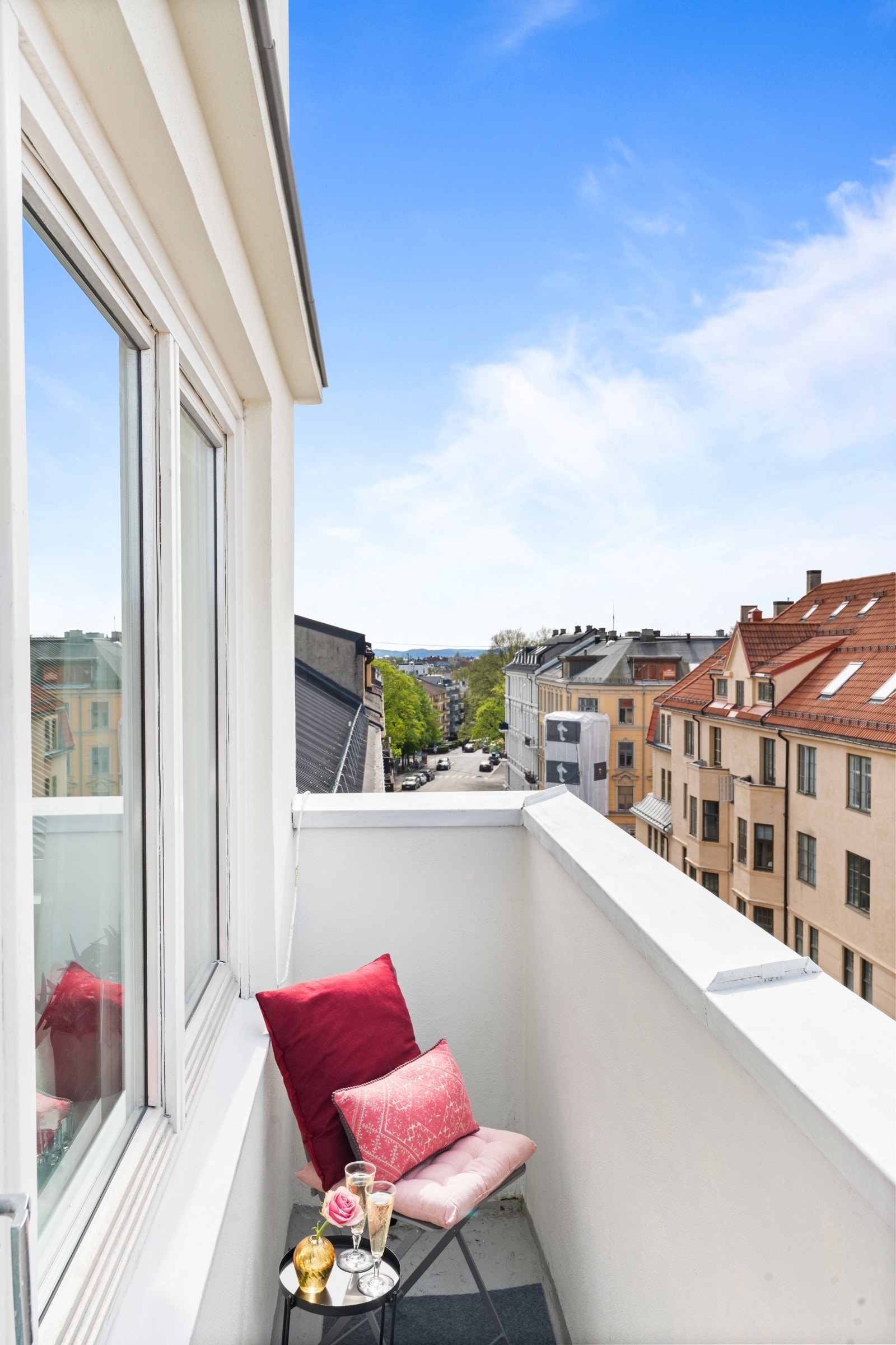 Vestvendt balkong på 2,1 kvm med utgang fra soverom/stue, vendt mot Neuberggata. Galleribilde