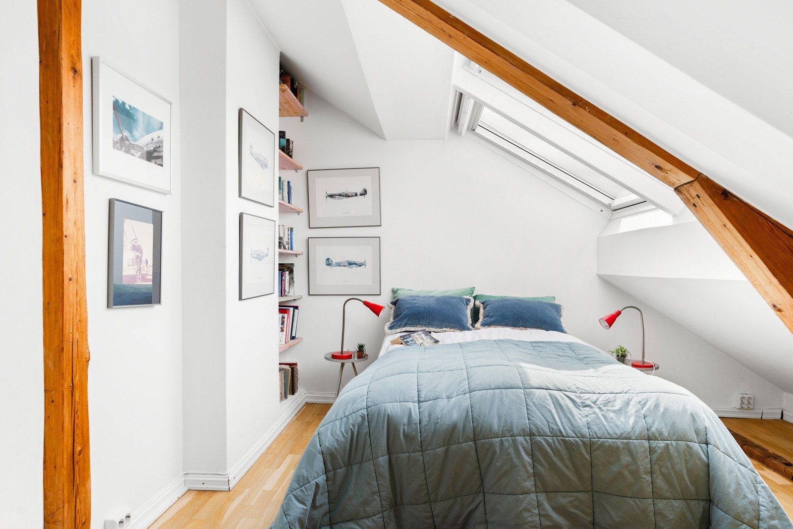 Rommet byr på flere møbleringsmuligheter, samt det er plass til kommode eller annet plassbygget garderobeskap etter behov. Galleribilde