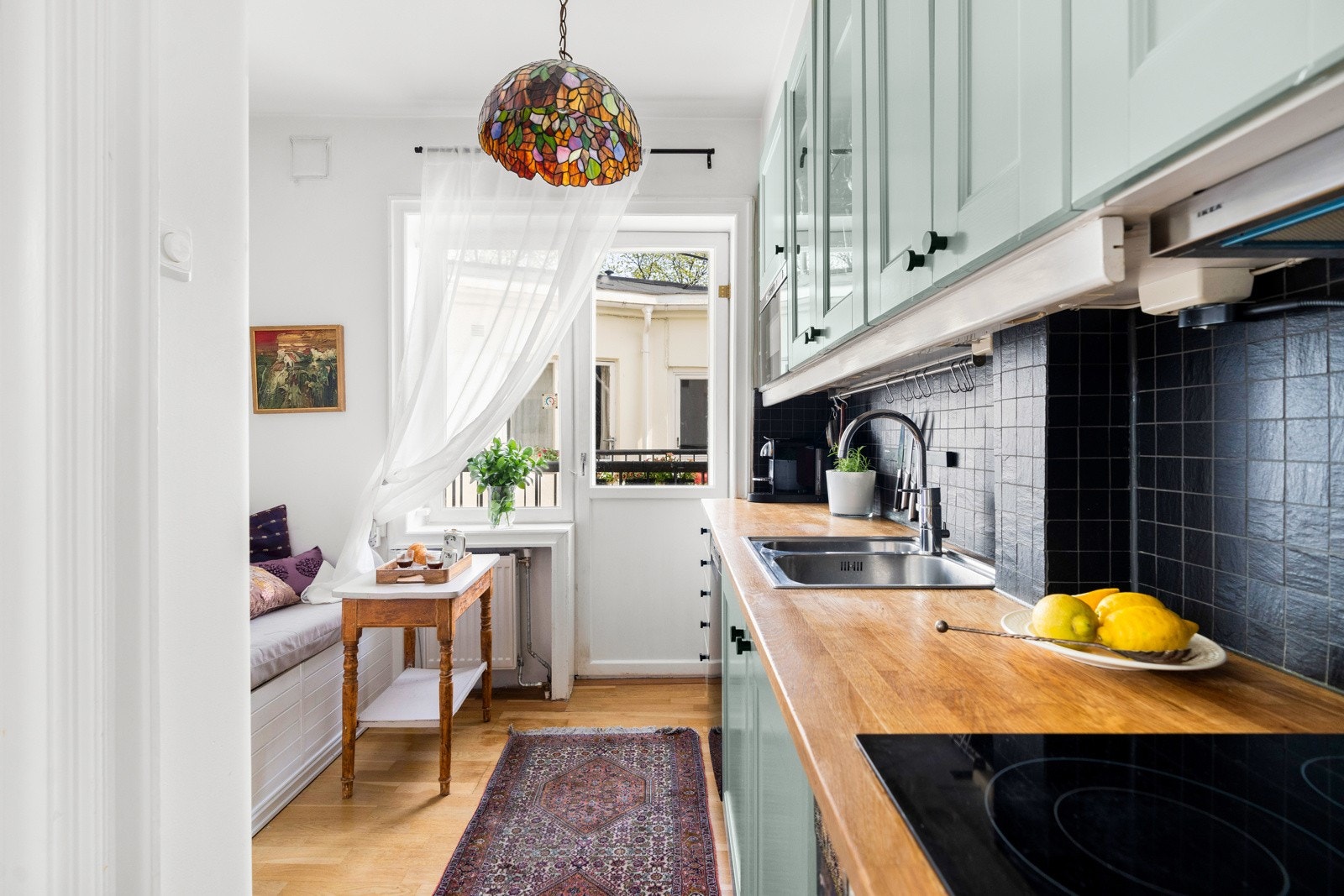 Særdeles hyggelig separat kjøkken med plass til frokostbord samt utgang til østvendt brannbalkong. Kjøkkeninnredningen var ny i 2011, med senere oppusset med nye knotter, malte fronter og behandlet benkeplate av eik Galleribilde