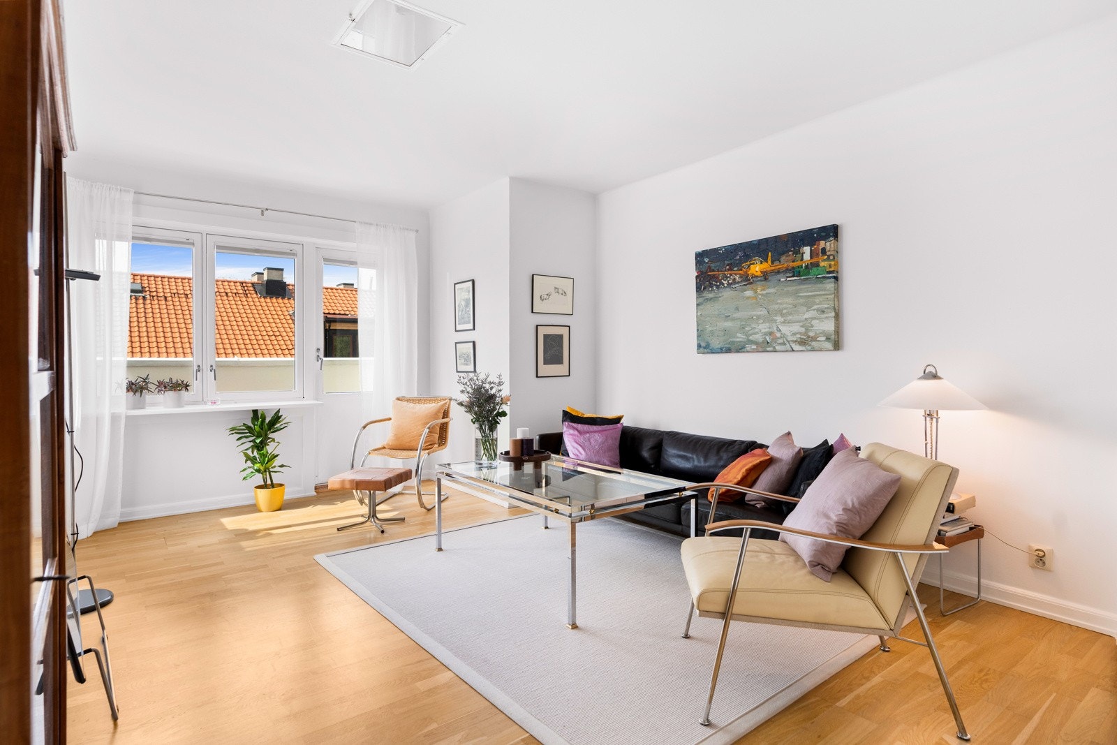 Velkommen til Neuberggata 9 B- en herlig 3-roms toppleilighet med heis, peis & 72m² gulvareal, østvendt brannbalkong med formiddagssol og vestvendt balkong med ettermiddagssol. Galleribilde