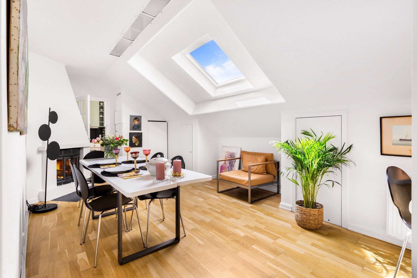 Boligen byr på godt med lysinnslipp gjennom mange vinduer, både takvinduer & horisontale, & fra flere sider. Galleribilde