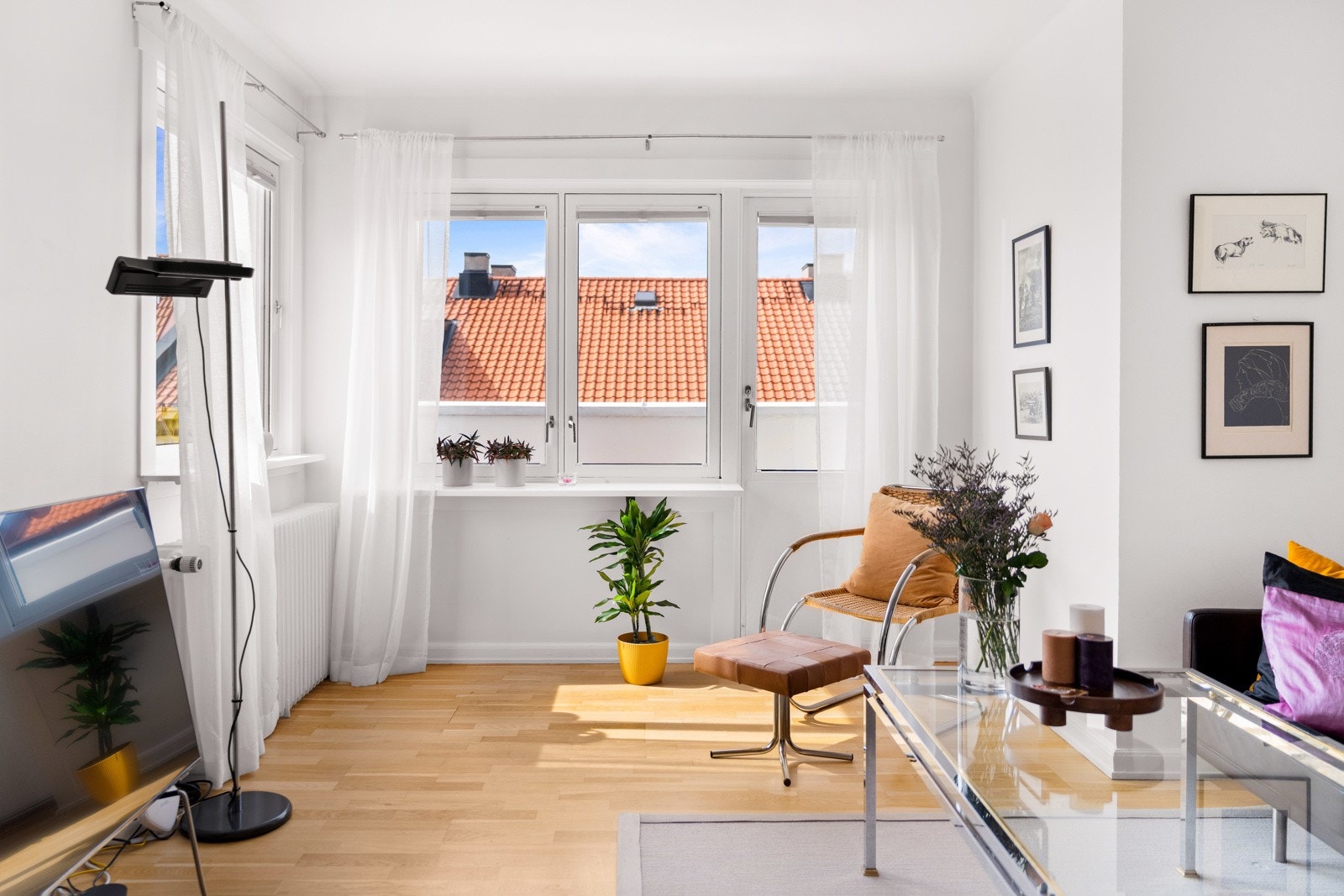 Boligen er i dag innredet meg to stuer etter behov, men stuen med tilgang til balkong kan benyttes som soverom etter ønske. Dette rommet har god plass til både spiseplass og TV-sone Galleribilde